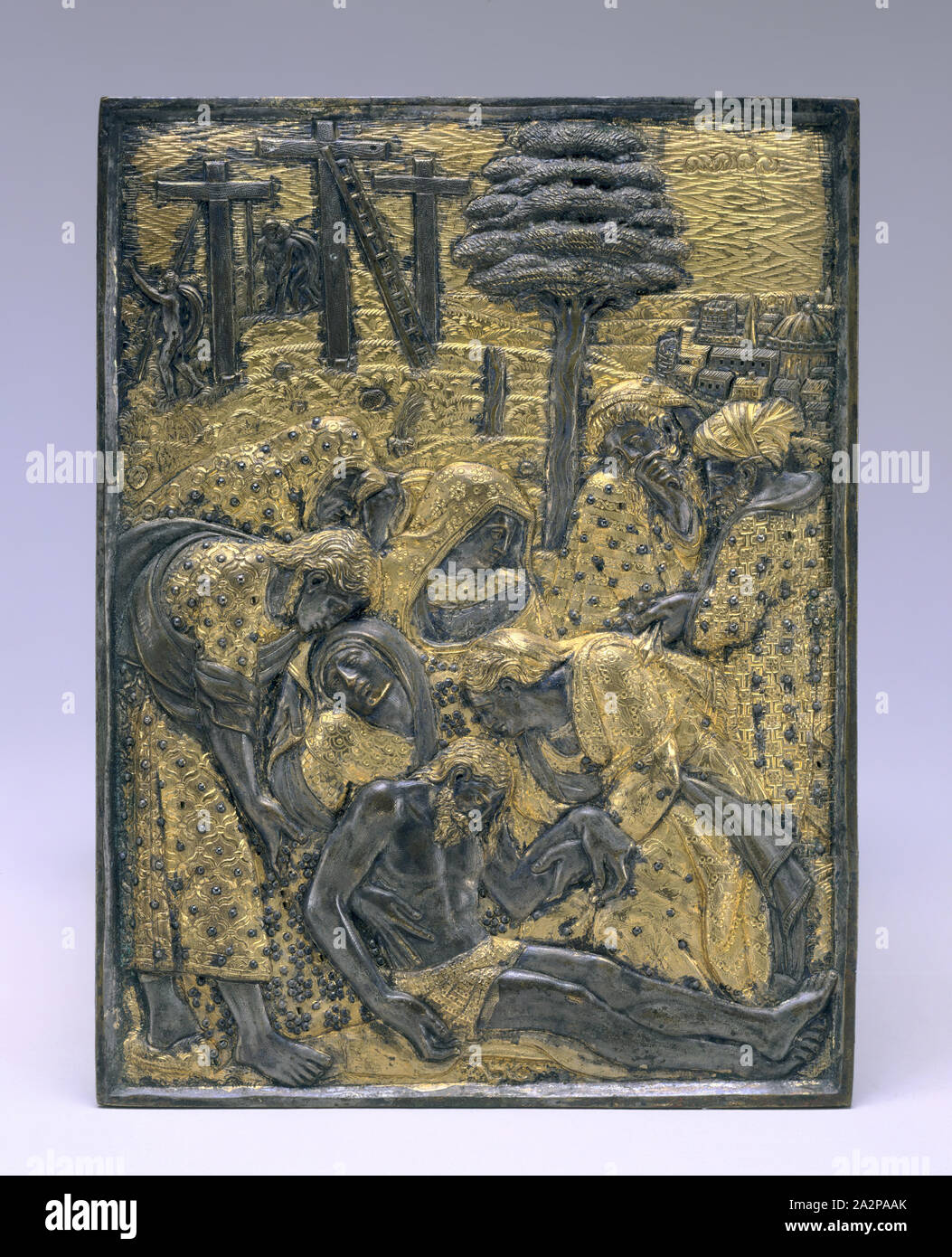 Inconnu (Italien), Lamentation sur le Christ mort, c. 1590, bronze doré et bronze argenté avec outillage, emboutissage décoratif avec un dé, et en argent incrusté de clous, Total : 7 7/8 × 6 × 1/4 pouces (20 × 15,2 × 0,6 cm Banque D'Images