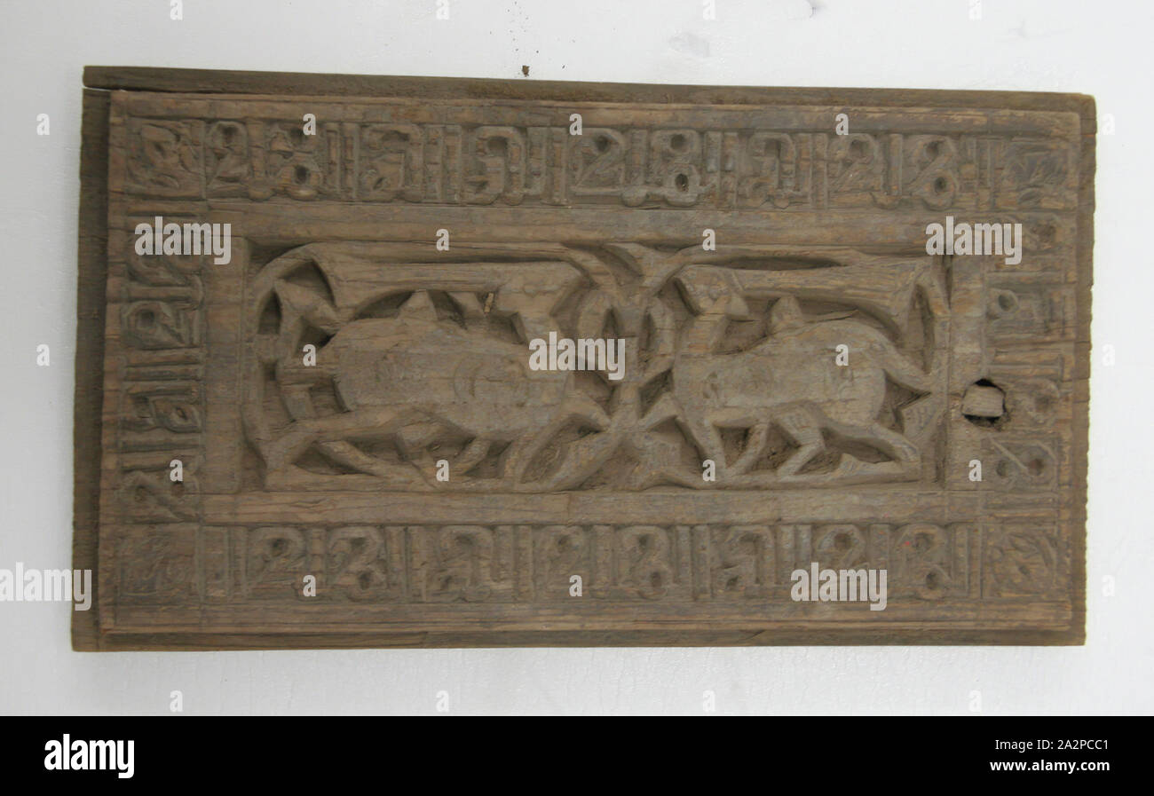 Panneau, égyptien, islamique, 12e/13e siècle, bois sculpté, 4 1/2 x 8 in Banque D'Images