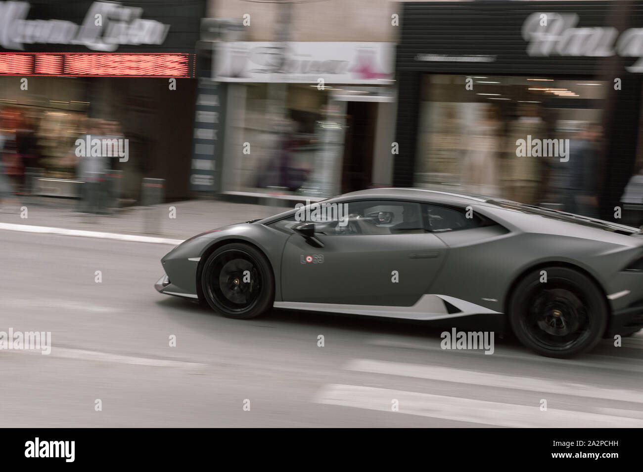 Voiture de fantaisie Ferrari sur les rues de Pristina Banque D'Images