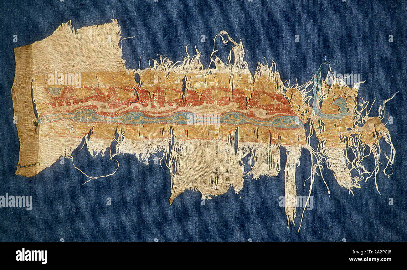 Égyptien, islamique, Fragment de textile Tiraz, 12e siècle, à armure toile équilibré (tabby) ; face trame armure avec lamelle et trames excentrique (tapisserie) ; à gauche : tinée face warp warp avec armure toile brun teint, 4 1/2 x 9 3/8 in Banque D'Images