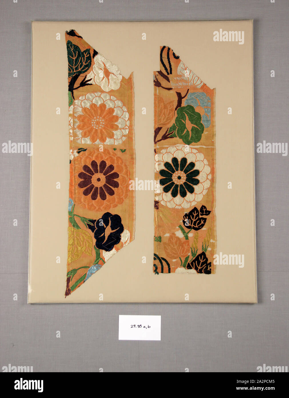 Inconnu (japonais), fragment d'une robe du théâtre nô, Type Karaori, 1582/1600, vinyle, 16 1/2 x 4 3/4 in. (41,9 x 12,1 cm Banque D'Images