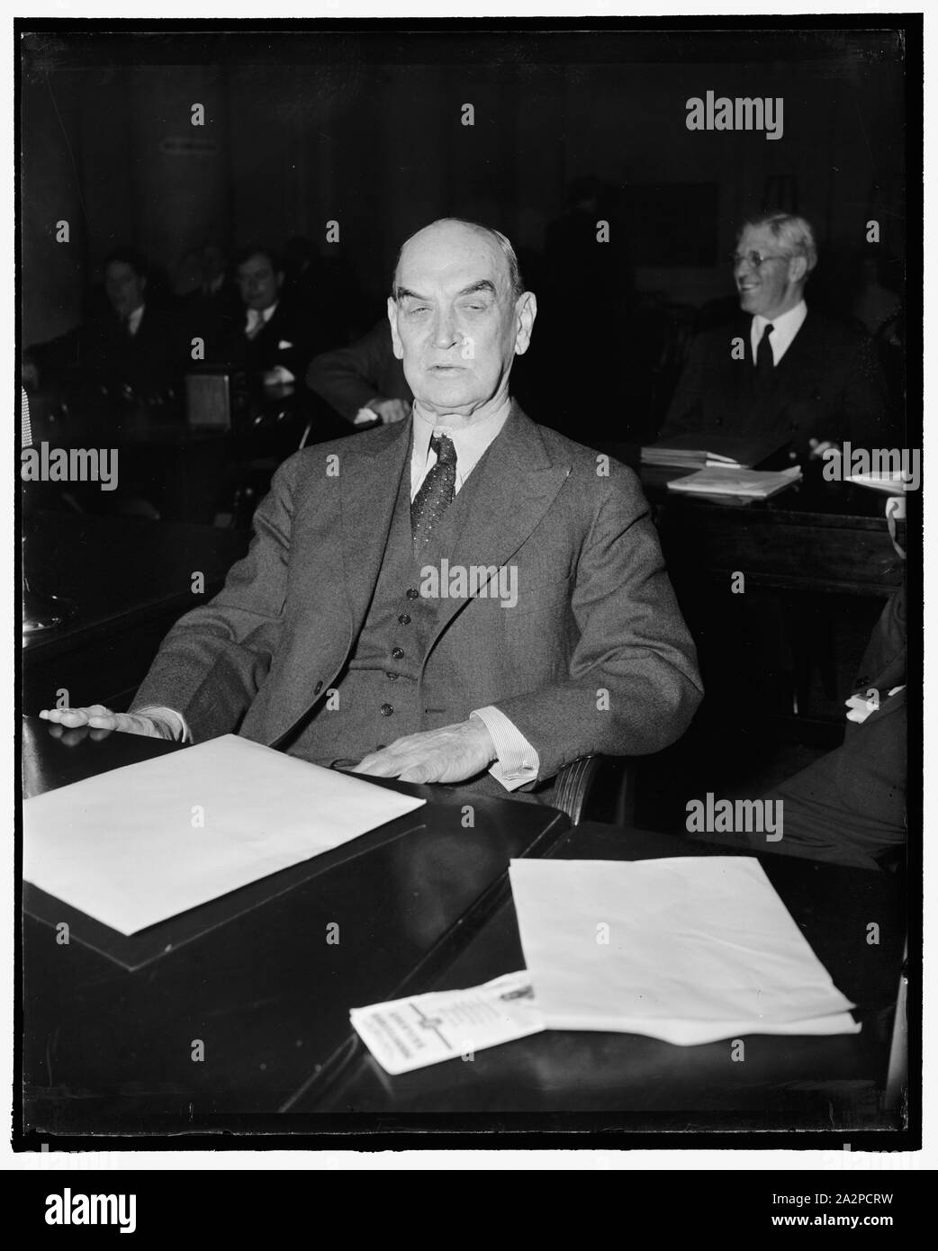 Interrogé par comité de monopole. Washington, D.C., le 16 février. David F. Houston, président de la Société mutuelle d'assurance-vie, a déclaré aujourd'hui le monopole Comité d'investigation que directions imbriquées influencé les dépôts de l'entreprise dans les banques. Il a défendu l'action sur l'affirmation que directions imbriquées avec les banques lorsque des dépôts ont été faits seraient d'intérêt pour l'entreprise, 2-16-39 Banque D'Images