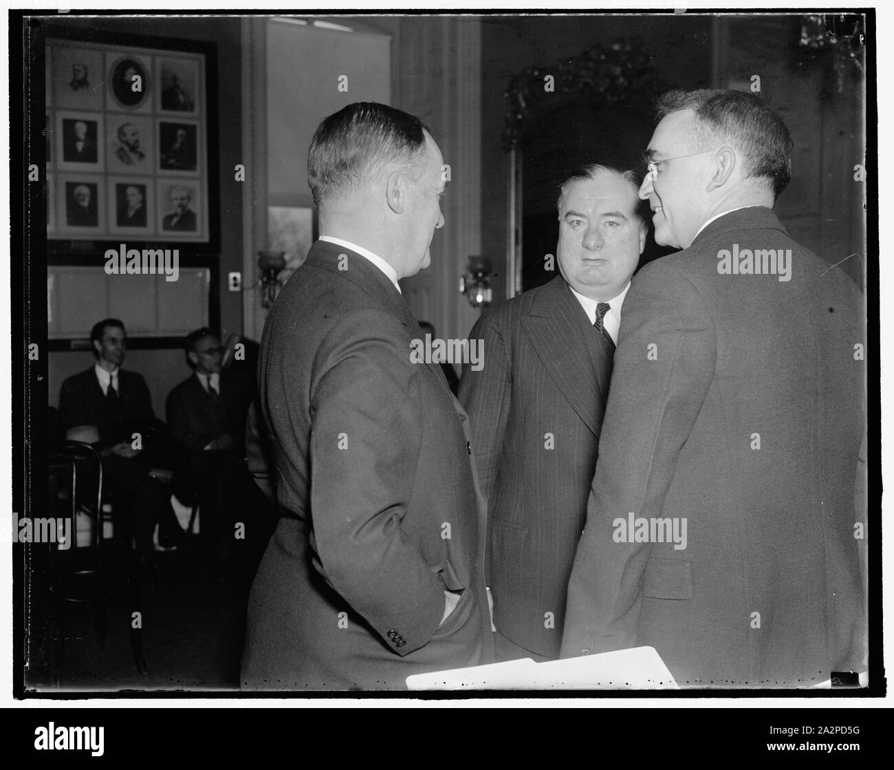 Interrogé par sous-comité judiciaire du sénat. Washington, D.C., le 4 décembre. Le professeur Henry W. Edgerton, (à droite) a récemment nommé par le président Roosevelt pour la Cour d'appel de circuit des États-Unis, qu'il était apparu au Capitol pour interrogatoire par le Sous-comité judiciaire du Sénat quant à savoir si il s'oppose à l'homme des tribunaux de déclarer non valide des actes du Congrès. Il a déclaré qu'en tant que juge, il n'hésiterait pas à déclarer une loi inconstitutionnelle si il croyait qu'il soit. Sur la gauche se trouve le sénateur Burke du Nebraska, qui était responsable d'avoir Edgerton comparaître devant le comité, et Joseph Keenan, Spec Banque D'Images