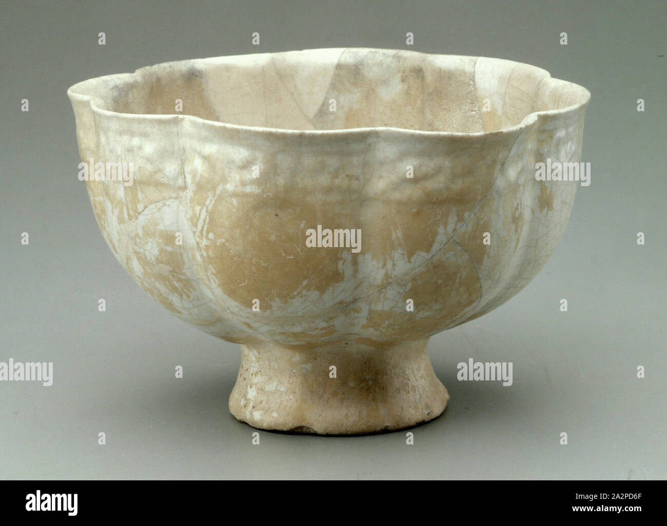 L'Iran islamique, lobées, Bol moulée, fin du 12ème siècle, corps composite, moulé, avec glaçure blanche opaque., 3 x 5 in. diam. (1,19 x 1,97 cm Banque D'Images