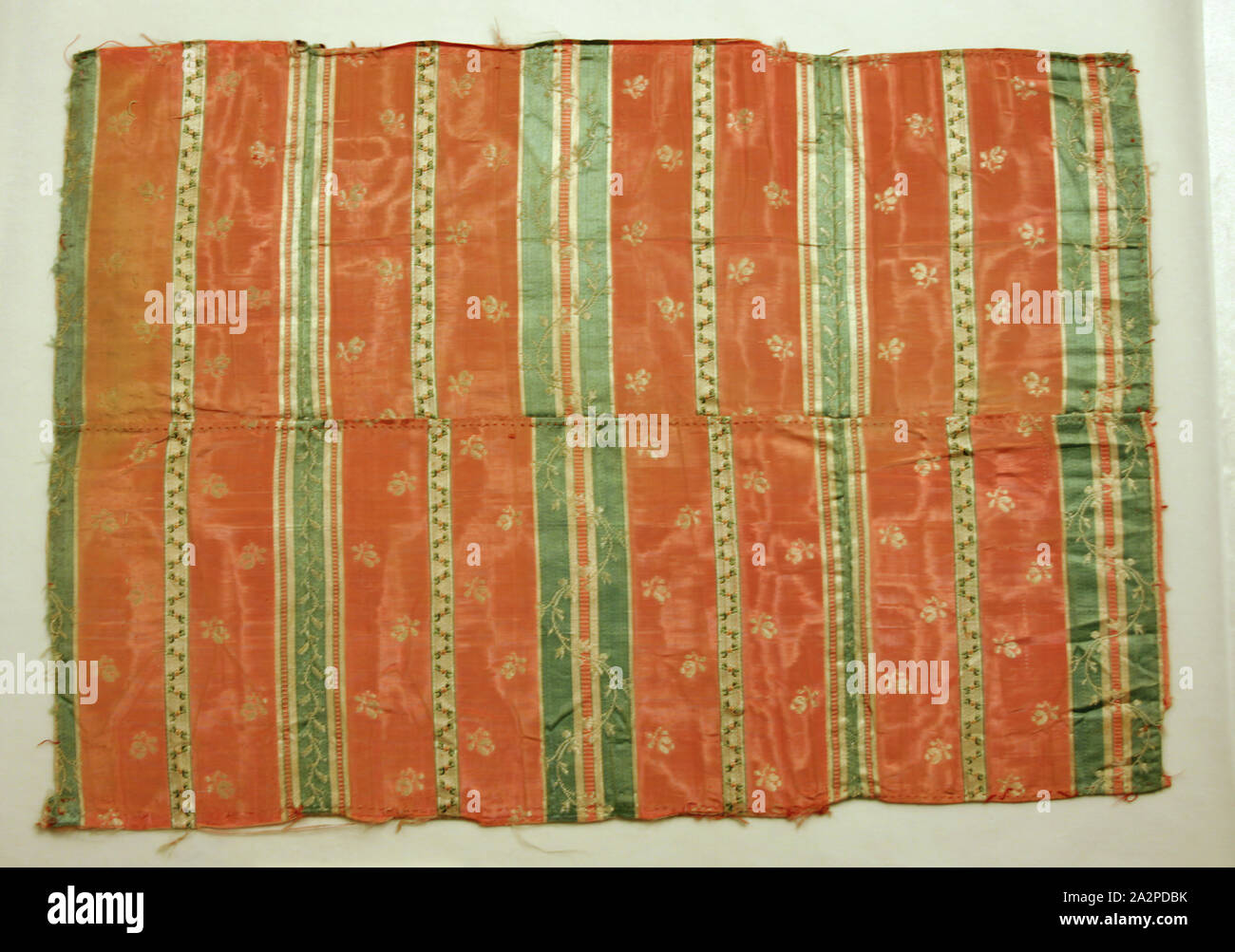Inconnu (Espagnol), Fragment de textile, fin du 18e siècle, la soie, 13 3/4 x 19 1/4 in Banque D'Images