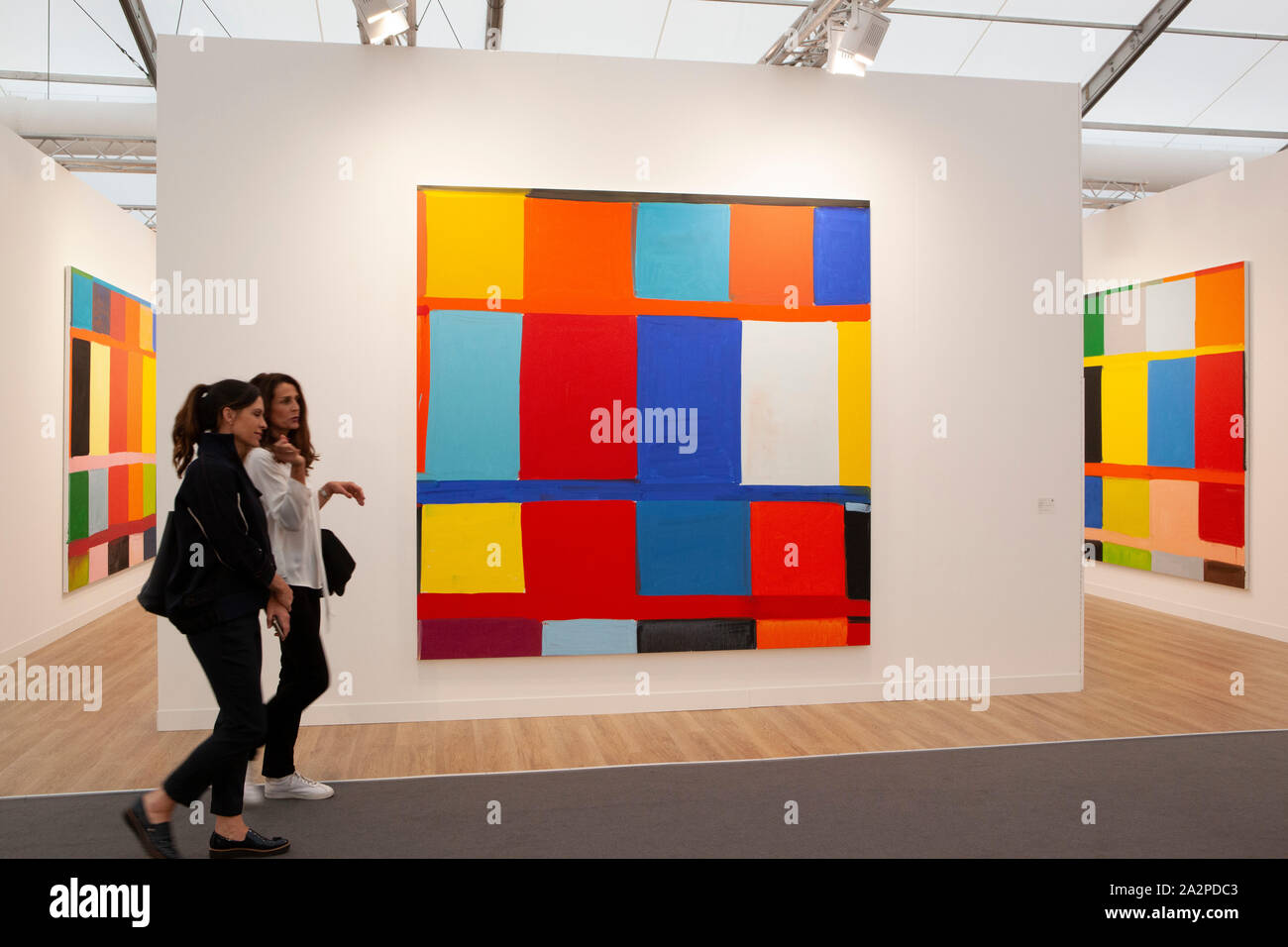 Frieze Art Fair 2019 a lieu dans un grand chapiteau dans Regent's Park, Londres. Montré ici, peintures à l'huile de Stanley Whitney. Banque D'Images