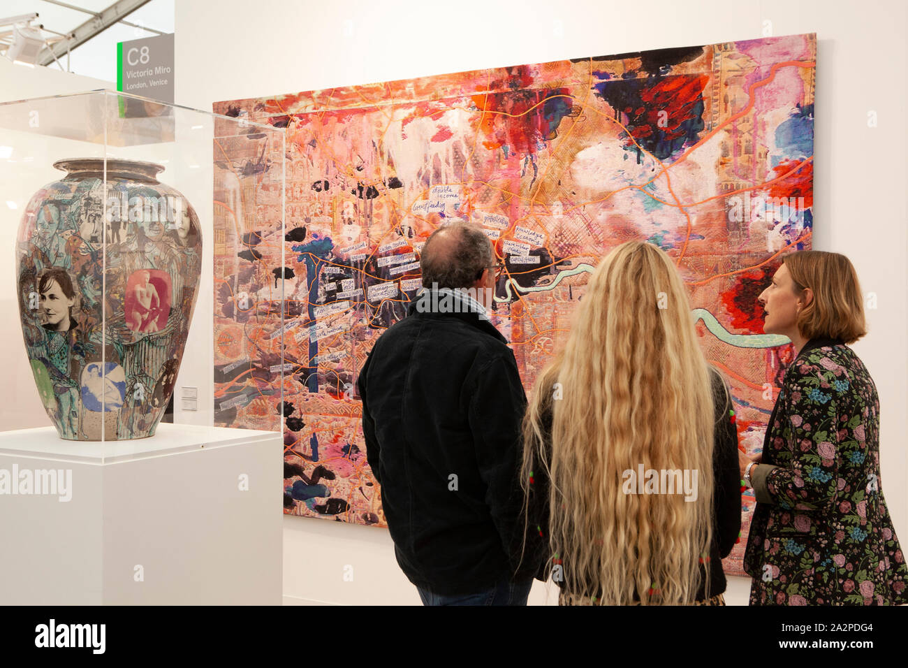 Frieze Art Fair 2019 a lieu dans un grand chapiteau dans Regent's Park, Londres. Montré ici, un grand vase et tapisserie par Turner Prize Winner Grayson Perry. Banque D'Images