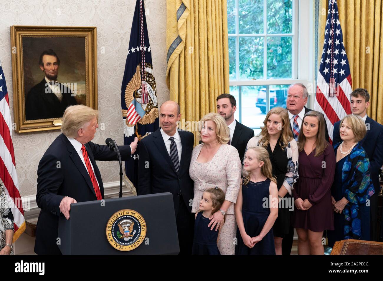 Le Président américain Donald Trump félicite le secrétaire du Travail Eugene Scalia, centre, à la suite de sa prestation du serment d'office au cours d'une cérémonie dans le bureau ovale de la Maison Blanche le 30 septembre 2019 à Washington, DC. Banque D'Images