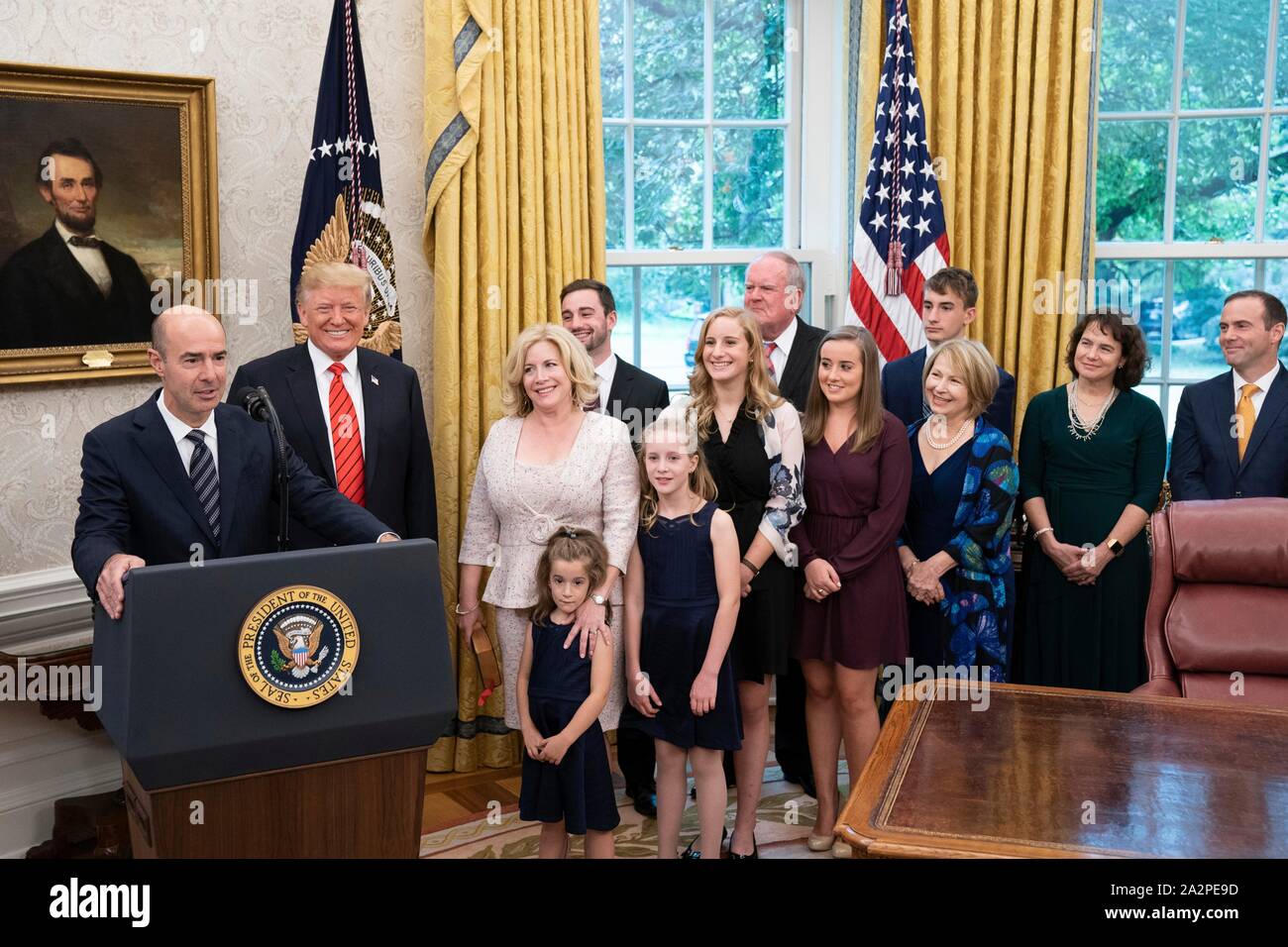 Le secrétaire du Travail des États-Unis Eugene Scalia, gauche, prononce une allocution à la suite de sa prêtant serment en tant que président, Donald Trump ressemble dans le cours d'une cérémonie dans le bureau ovale de la Maison Blanche le 30 septembre 2019 à Washington, DC. Banque D'Images