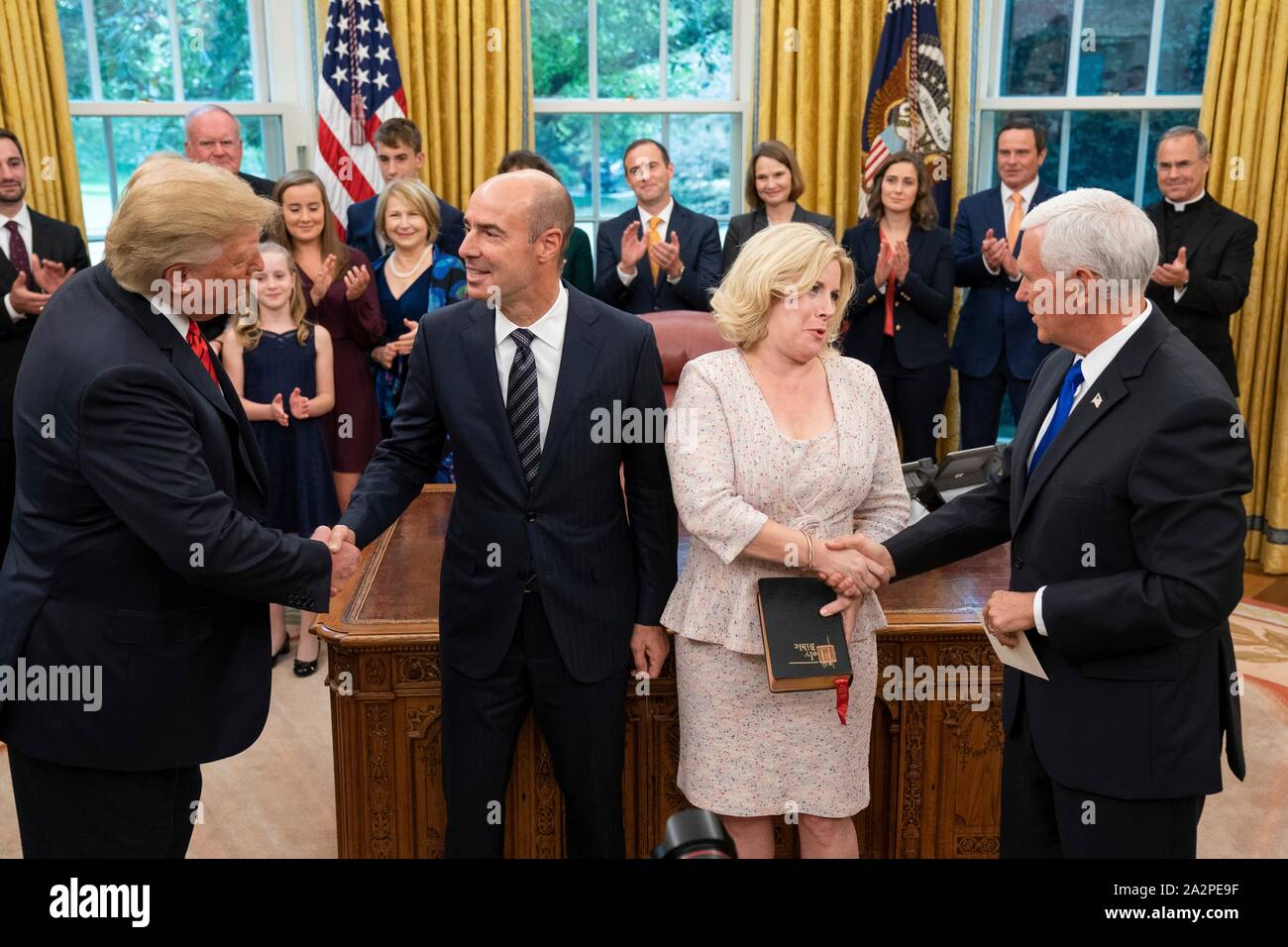 Le Président américain Donald Trump félicite le secrétaire du Travail Eugene Scalia, centre, à la suite de sa prestation du serment d'office au cours d'une cérémonie dans le bureau ovale de la Maison Blanche le 30 septembre 2019 à Washington, DC. Banque D'Images