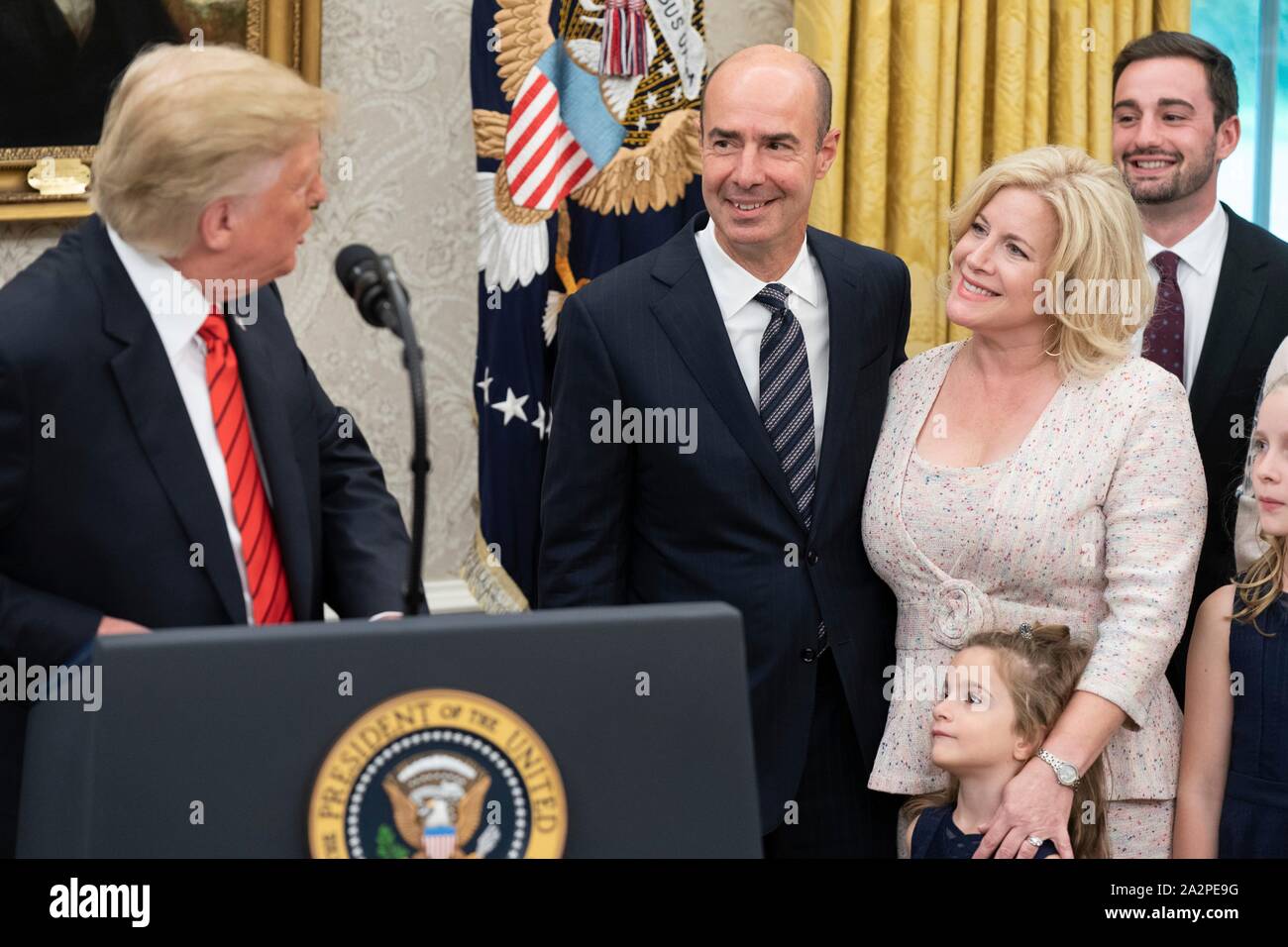 Le Président américain Donald Trump félicite le secrétaire du Travail Eugene Scalia, centre, à la suite de sa prestation du serment d'office au cours d'une cérémonie dans le bureau ovale de la Maison Blanche le 30 septembre 2019 à Washington, DC. Banque D'Images
