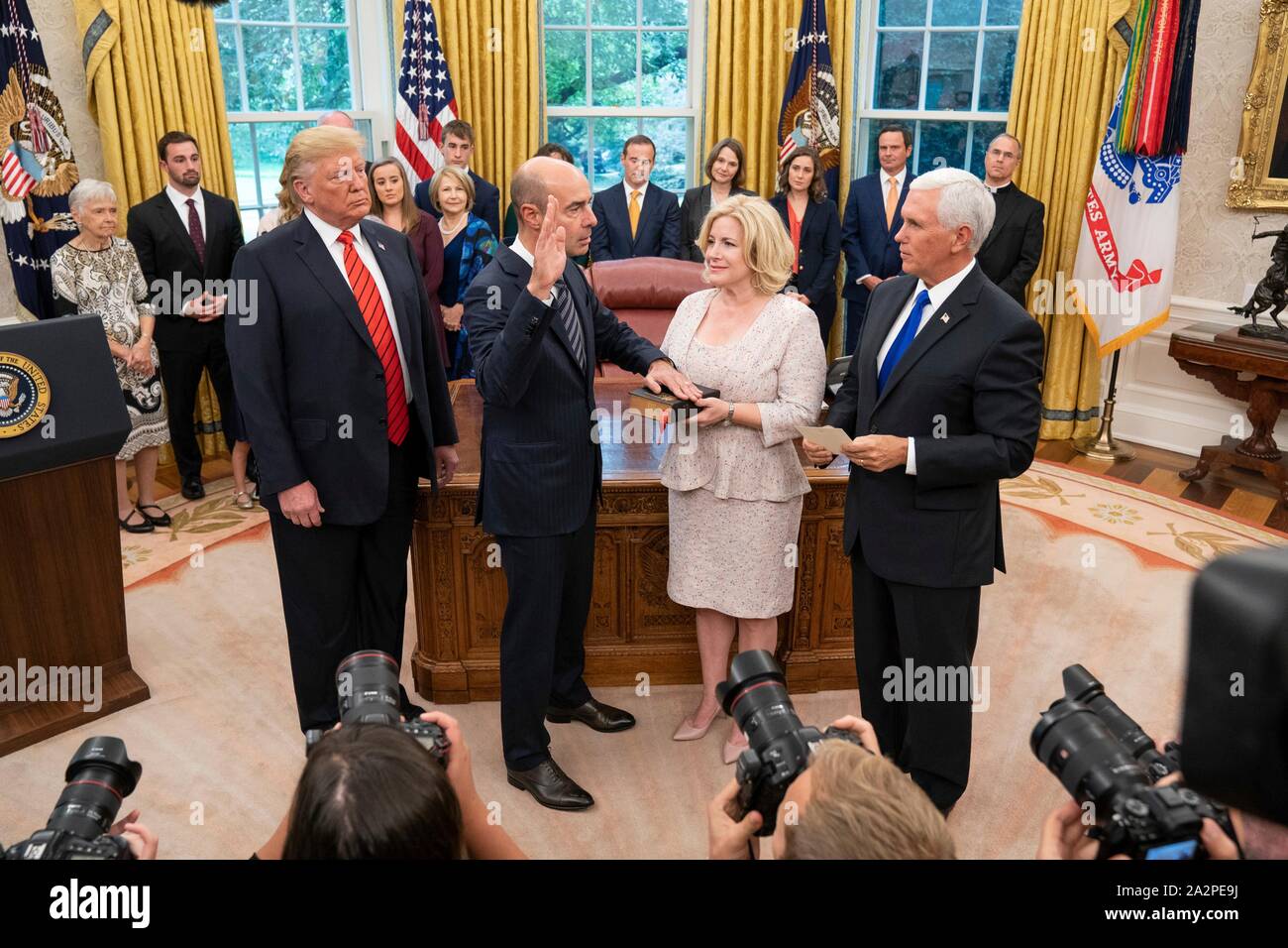 Le secrétaire du Travail des États-Unis Eugene Scalia, centre, prête le serment d'office de vice-président Mike Pence, droite, comme le Président Donald Trump ressemble dans le cours d'une cérémonie dans le bureau ovale de la Maison Blanche le 30 septembre 2019 à Washington, DC. Banque D'Images