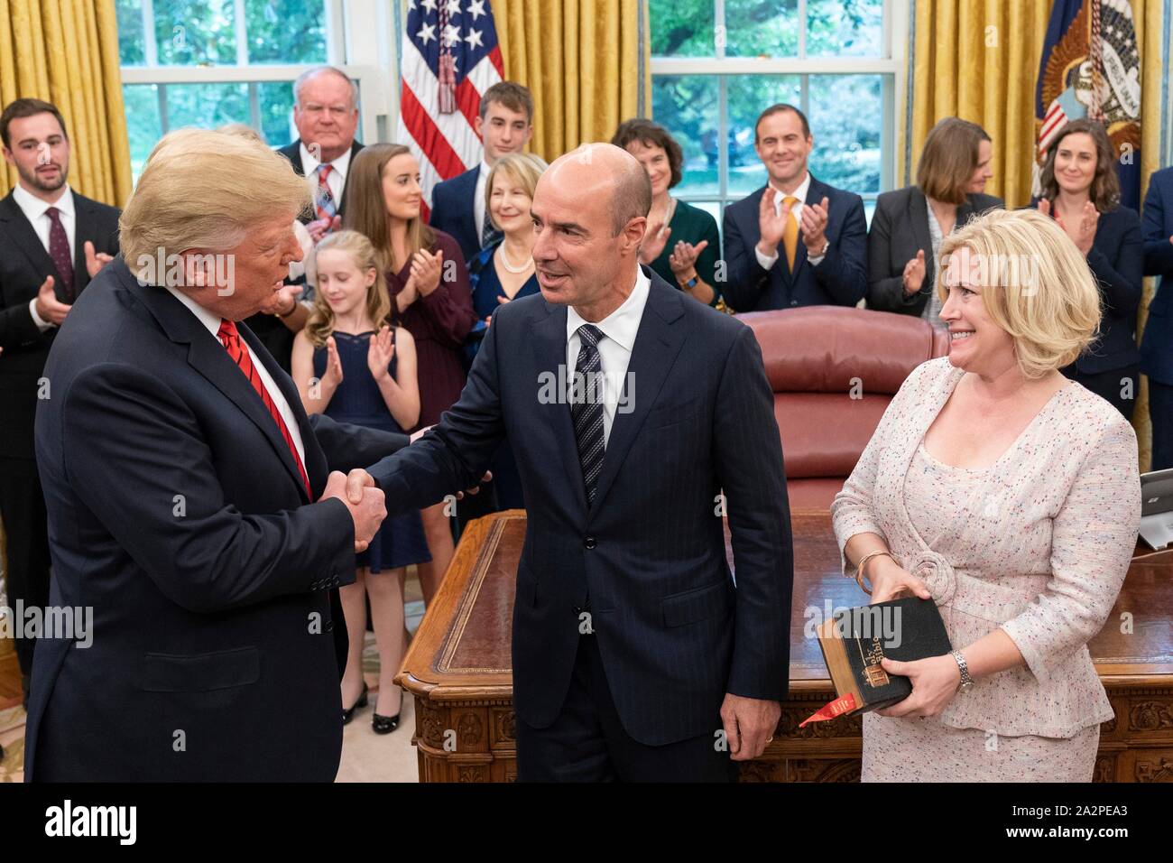 Le Président américain Donald Trump félicite le secrétaire du Travail Eugene Scalia, centre, à la suite de sa prestation du serment d'office au cours d'une cérémonie dans le bureau ovale de la Maison Blanche le 30 septembre 2019 à Washington, DC. Banque D'Images