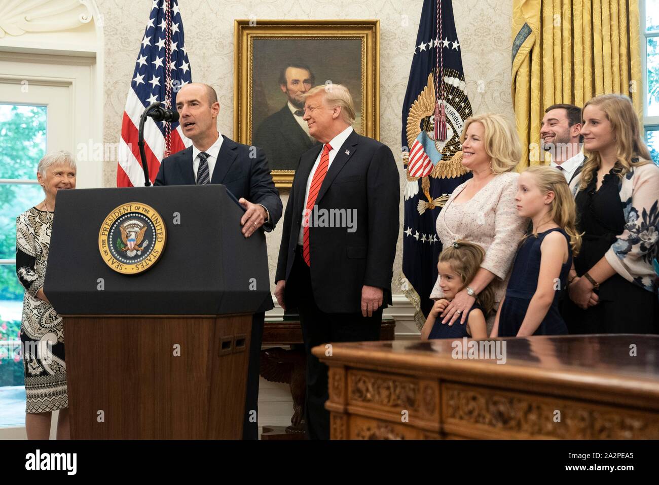 Le secrétaire du Travail des États-Unis Eugene Scalia, gauche, prononce une allocution à la suite de sa prêtant serment en tant que président, Donald Trump ressemble dans le cours d'une cérémonie dans le bureau ovale de la Maison Blanche le 30 septembre 2019 à Washington, DC. Banque D'Images