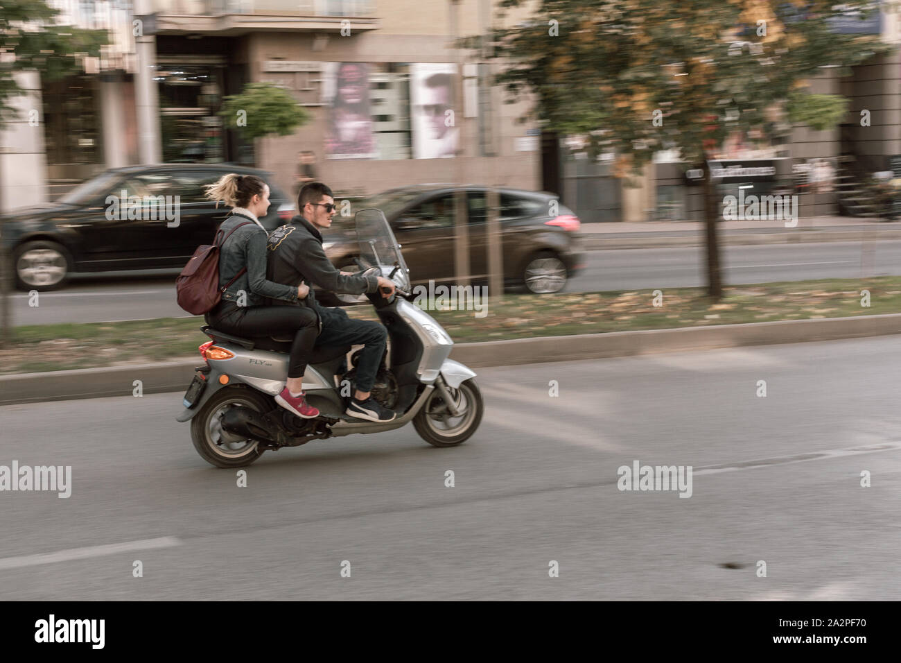 La route de Pristina avec passant motor bike. Vitesse du Kosovo Banque D'Images