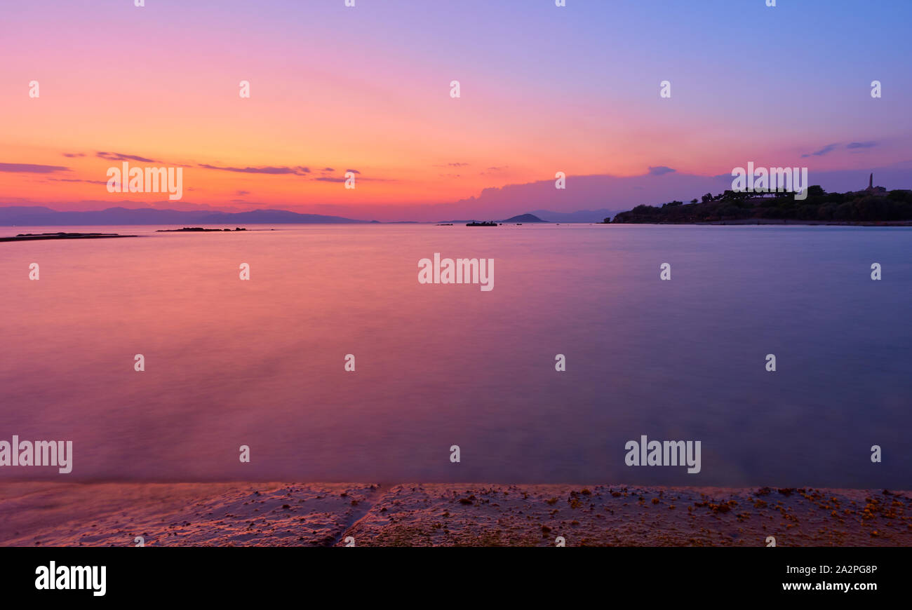 Beau coucher du soleil sur le golfe Saronique de la mer Egée à l'île d'Aegina, Grèce - Coucher de soleil - paysage paysage marin. Exposition longue, l'eau est totalement bl Banque D'Images
