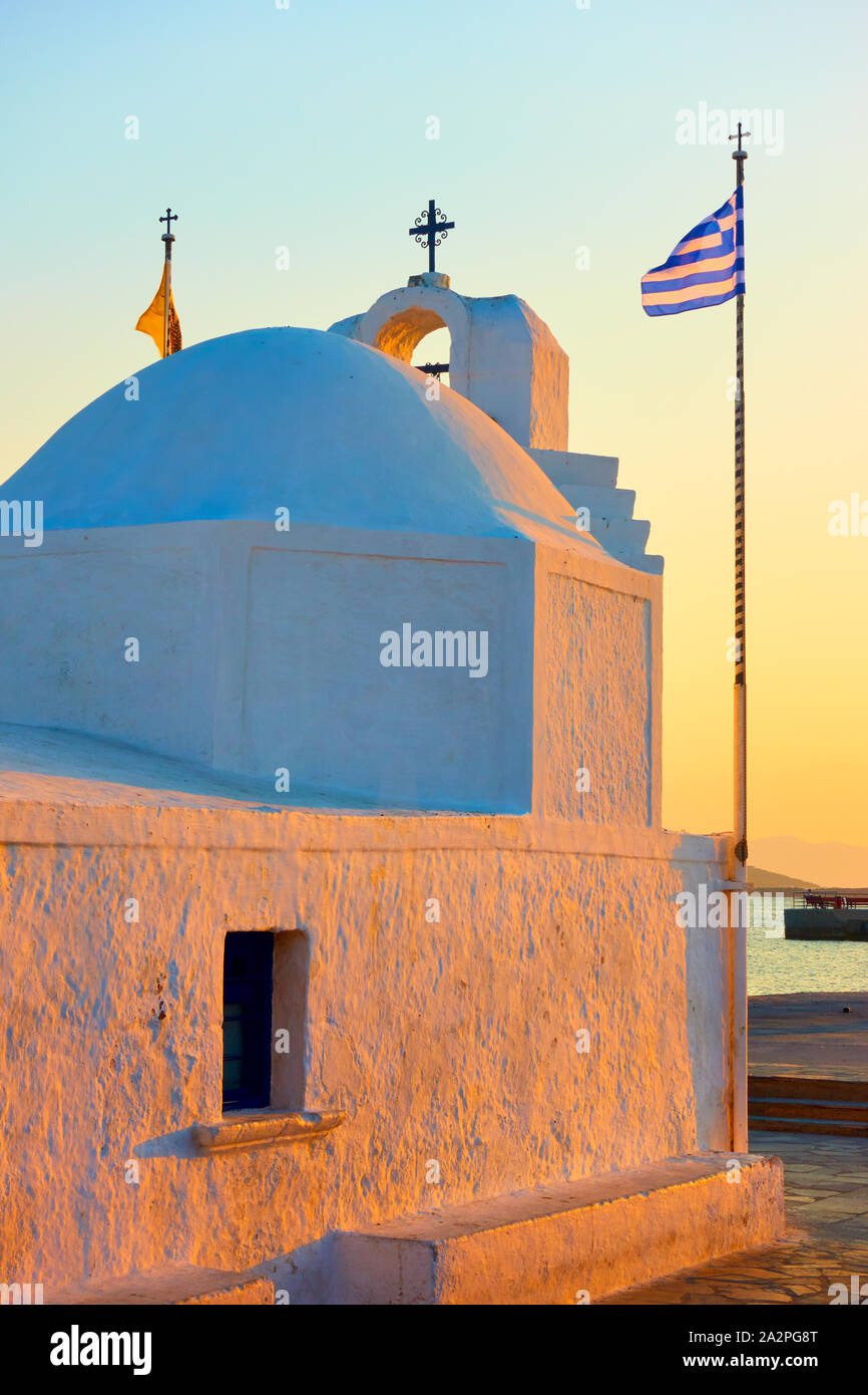 Agios Nikolaos Eglise grecque orthodoxe dans le port d'Aegina island au coucher du soleil, Grèce Banque D'Images