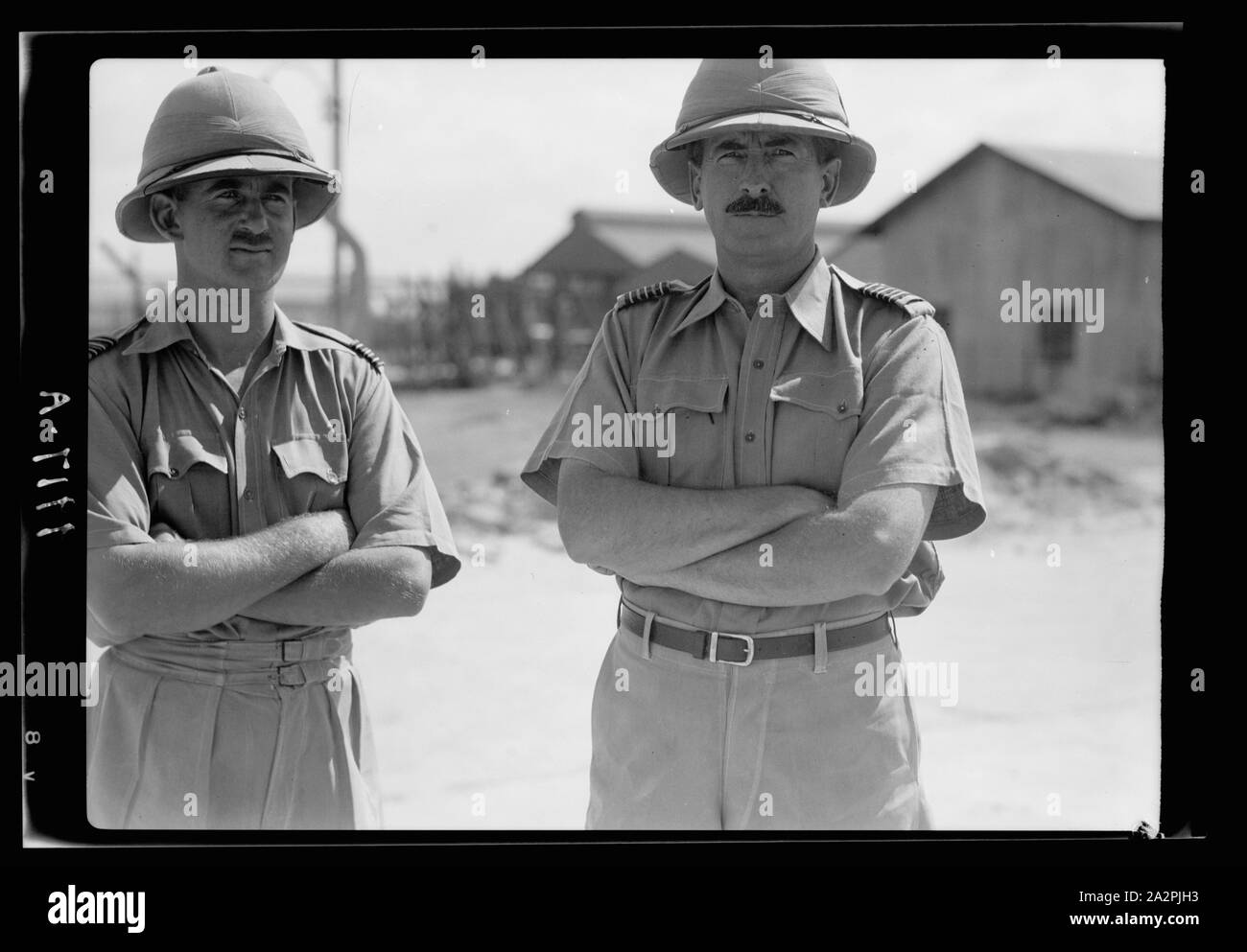 Activités de la R.A.F. contre révolte arabe. Commandant de l'escadre. Flower et le chef d'Escadron Singer à l'Aérodrome de Ramleh Banque D'Images