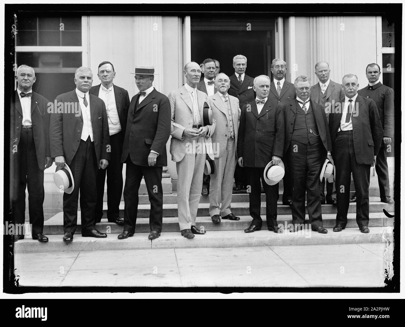Les hommes de fer à Maison Blanche. Chefs : W.G. LEE, prés., COMMISSION DES CHEMINS DE TRAIN ; Warren B. STONE, prés., Conseil des ingénieurs de locomotives ; HERMAN W. Wills, RÉPUBLICAIN WASHINGTON ORGS DU TRAVAIL. ; Alfred H. Smith, C.P., N.Y.C. Fer ; A.B. GARRETSON, prés., ord. Les chefs de train ; EN TÊTE. UNIDENT PORTE ; 1/2 FACE Banque D'Images