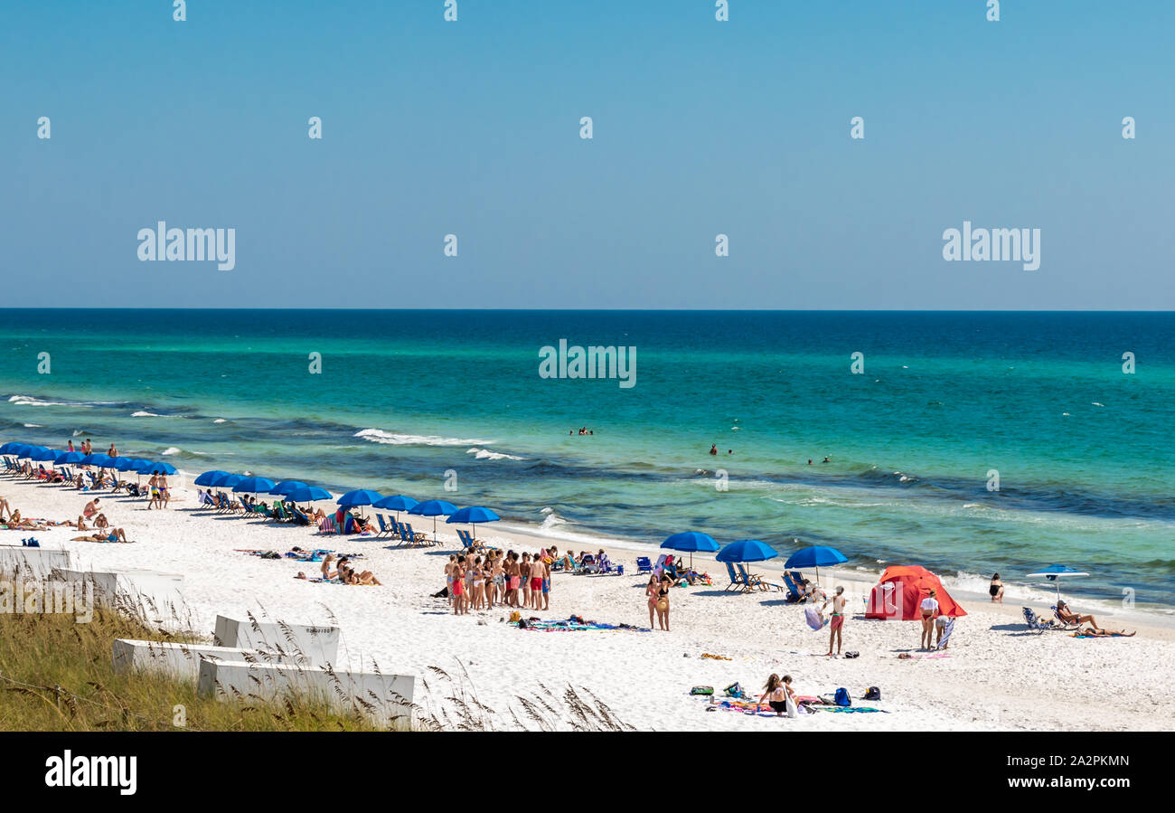 Les gens sur la plage de sable blanc en bord de mer, FL Banque D'Images