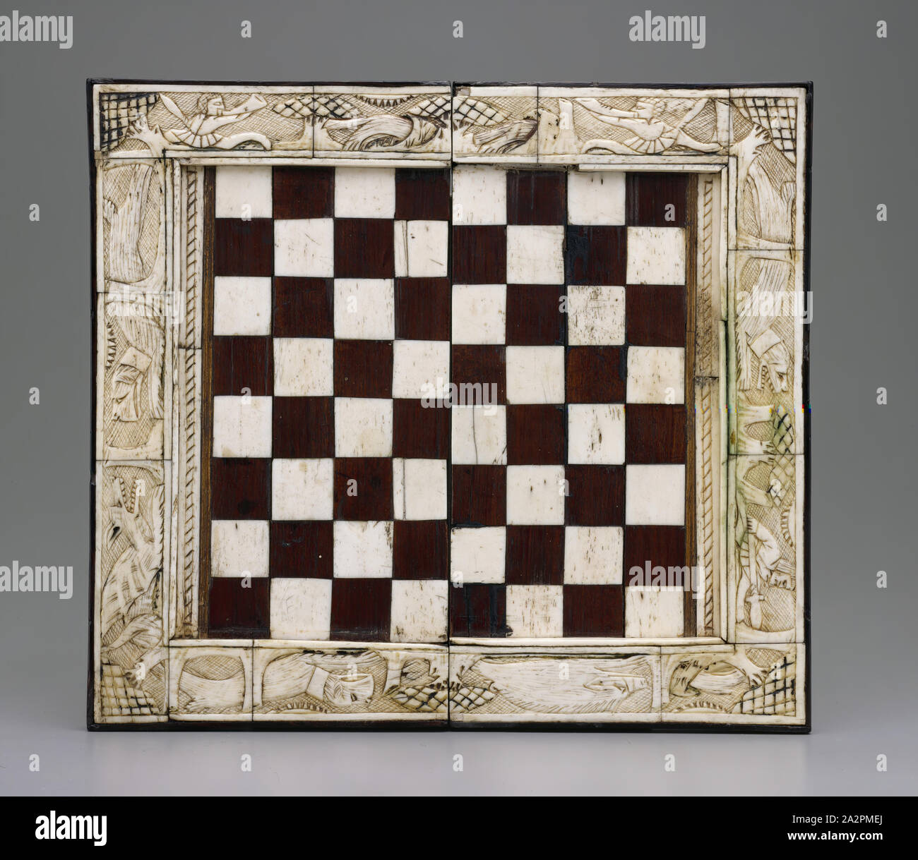 Plateau de jeu, entre 1440 et 1470, l'os et de noyer sur charnières métalliques avec âme en bois et traces de polychromie, Total : 9 3/4 × 10 7/8 × 1/2 pouces (24,8 × 27,6 × 1,3 cm Banque D'Images