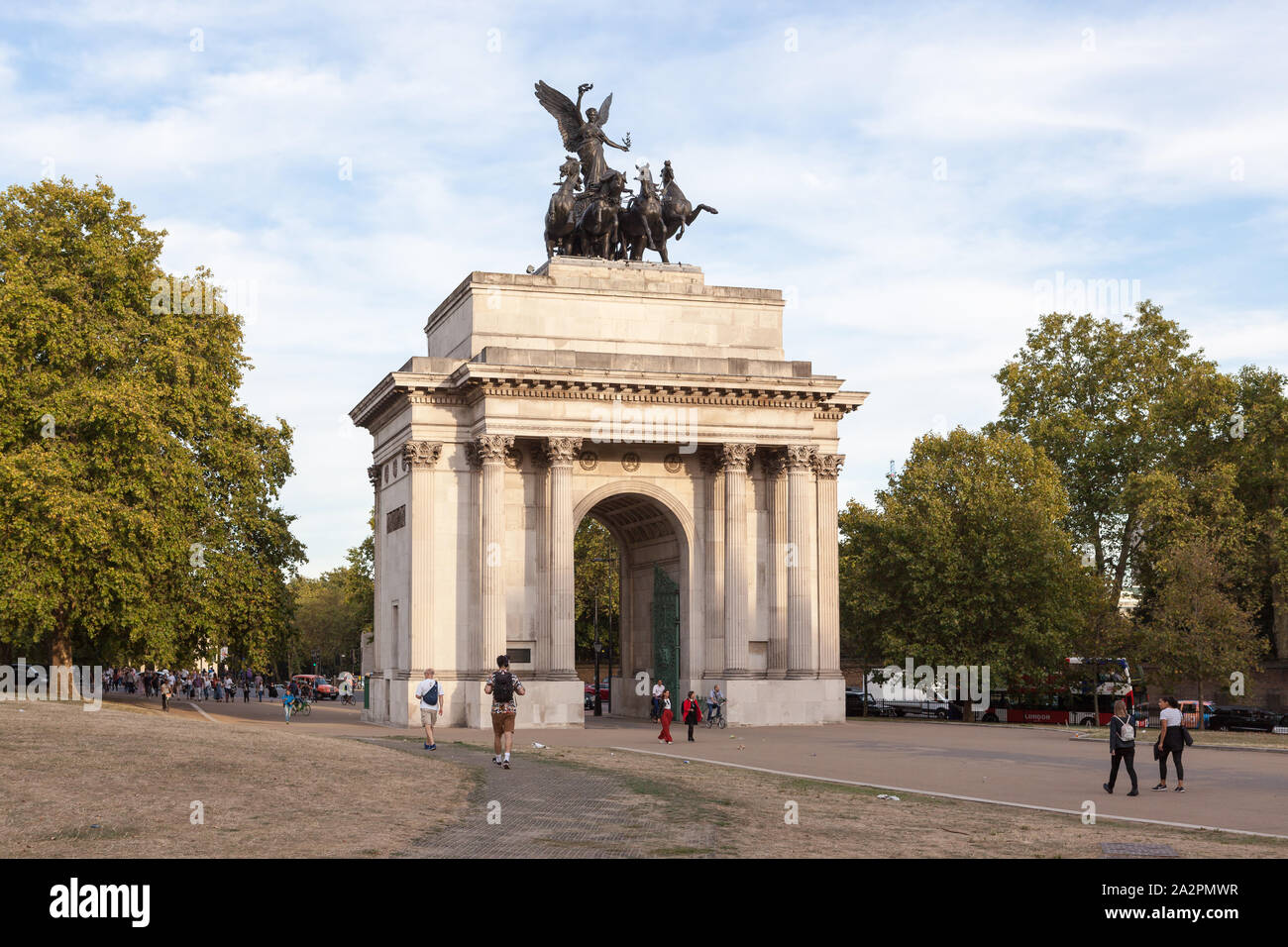 Les touristes à pied par Wellington Arch, célèbre monument au centre de Londres, à Hyde Park. Banque D'Images