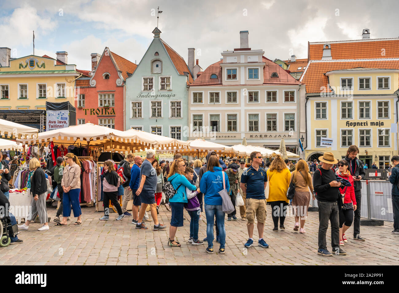 Une place de la ville et des restaurants en plein air dans la vieille ville de Tallinn, Estonie. Banque D'Images