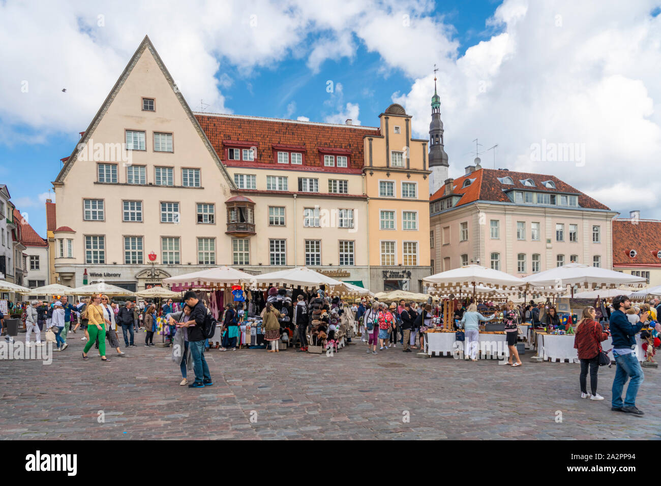 Une place de la ville et des restaurants en plein air dans la vieille ville de Tallinn, Estonie. Banque D'Images