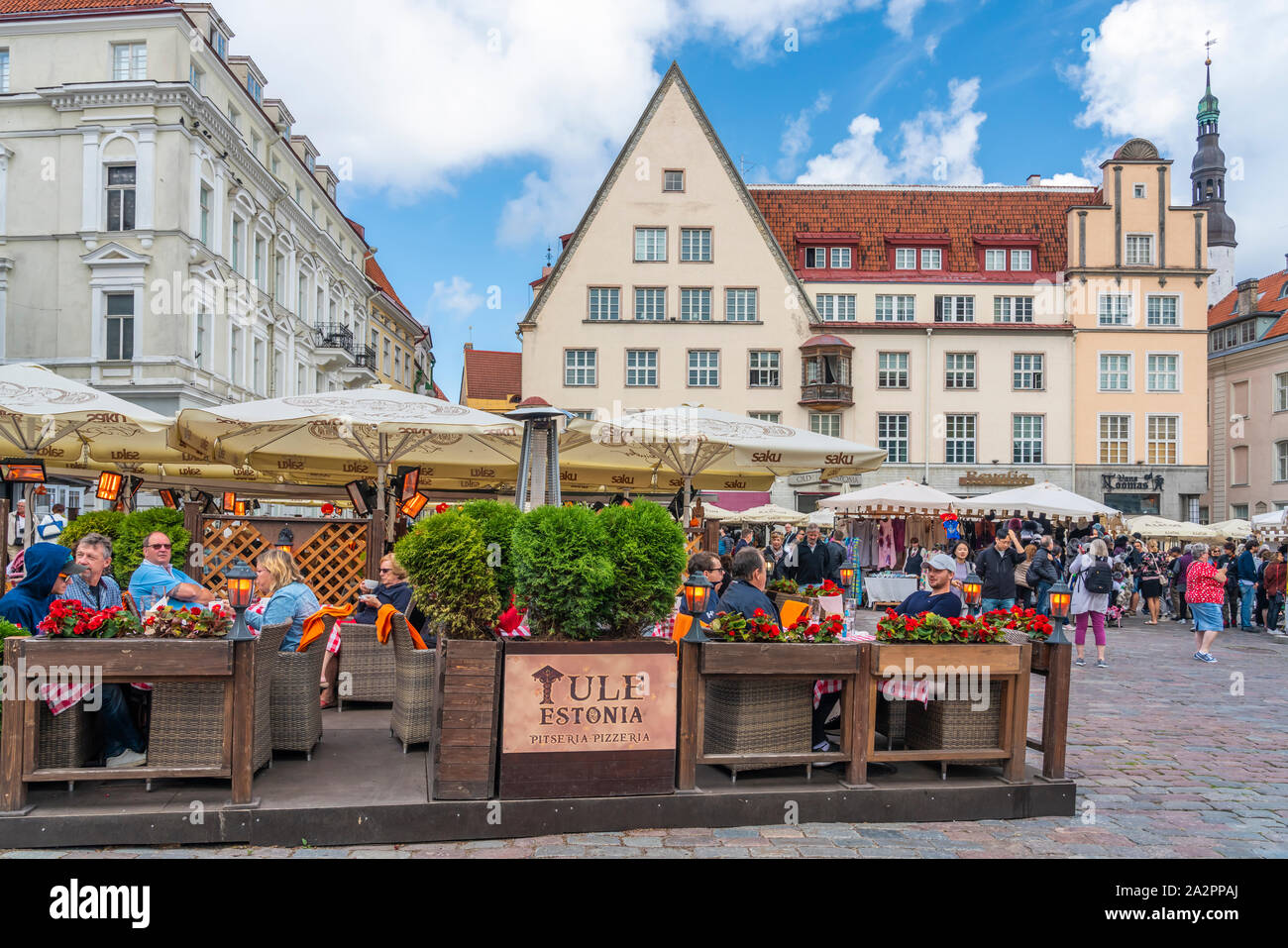 Une place de la ville et des restaurants en plein air dans la vieille ville de Tallinn, Estonie. Banque D'Images