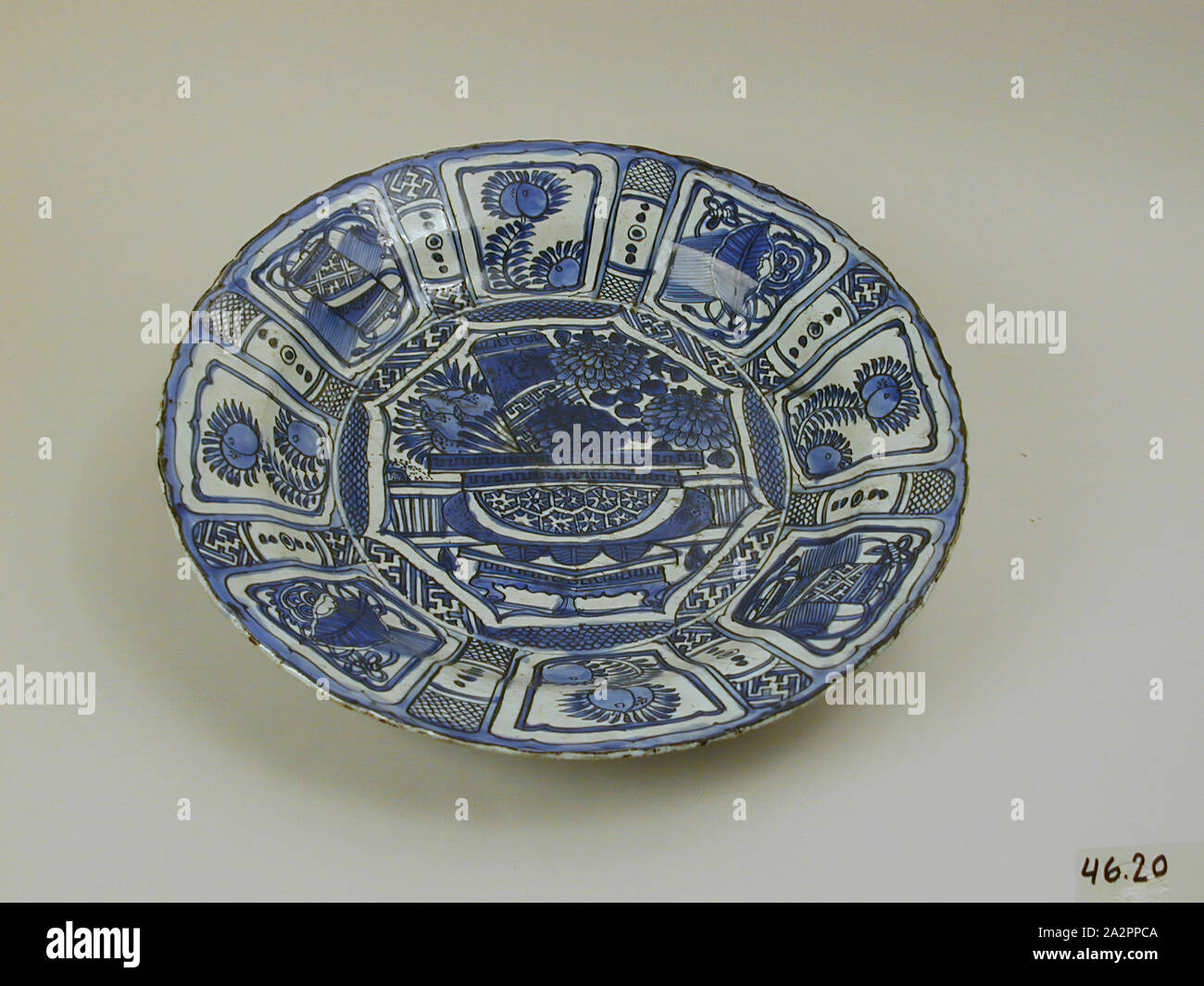 Inconnu (Chinois), la plaque, début du xixe siècle, émaillée porcelaine pâte dure avec émail polychrome, Total : 2 × 7/16 14 1/4 pouces (6,2 × 36,2 cm Banque D'Images
