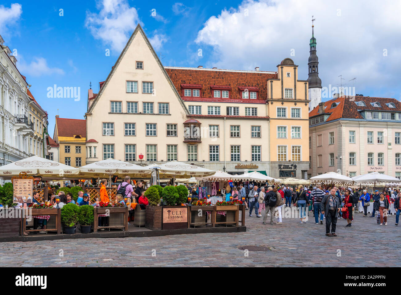 Une place de la ville et des restaurants en plein air dans la vieille ville de Tallinn, Estonie. Banque D'Images