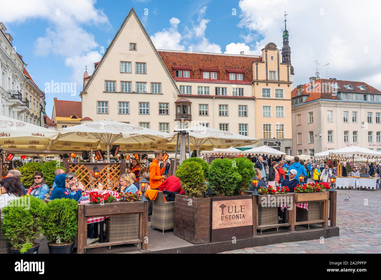 Une place de la ville et des restaurants en plein air dans la vieille ville de Tallinn, Estonie. Banque D'Images
