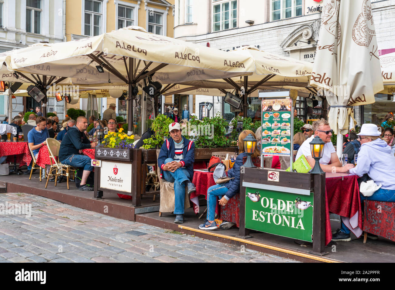Une place de la ville et des restaurants en plein air dans la vieille ville de Tallinn, Estonie. Banque D'Images