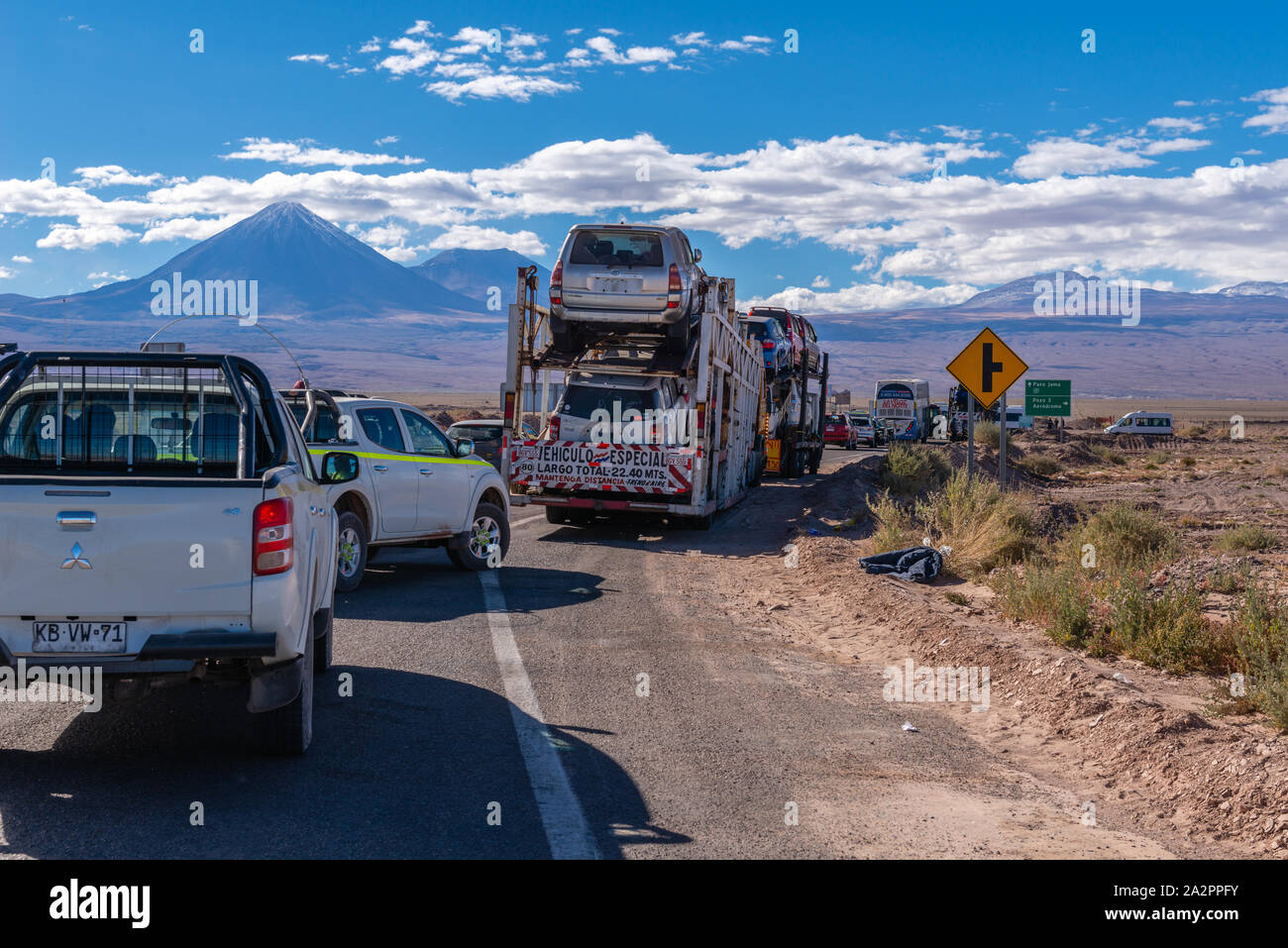 Une longue file d'attente s'accumule comme le Col de Jama ti argentine si fermée à cause de fortes chutes de neige. San Pedro de Atacama, Chili, Andes, Amérique Latine Banque D'Images