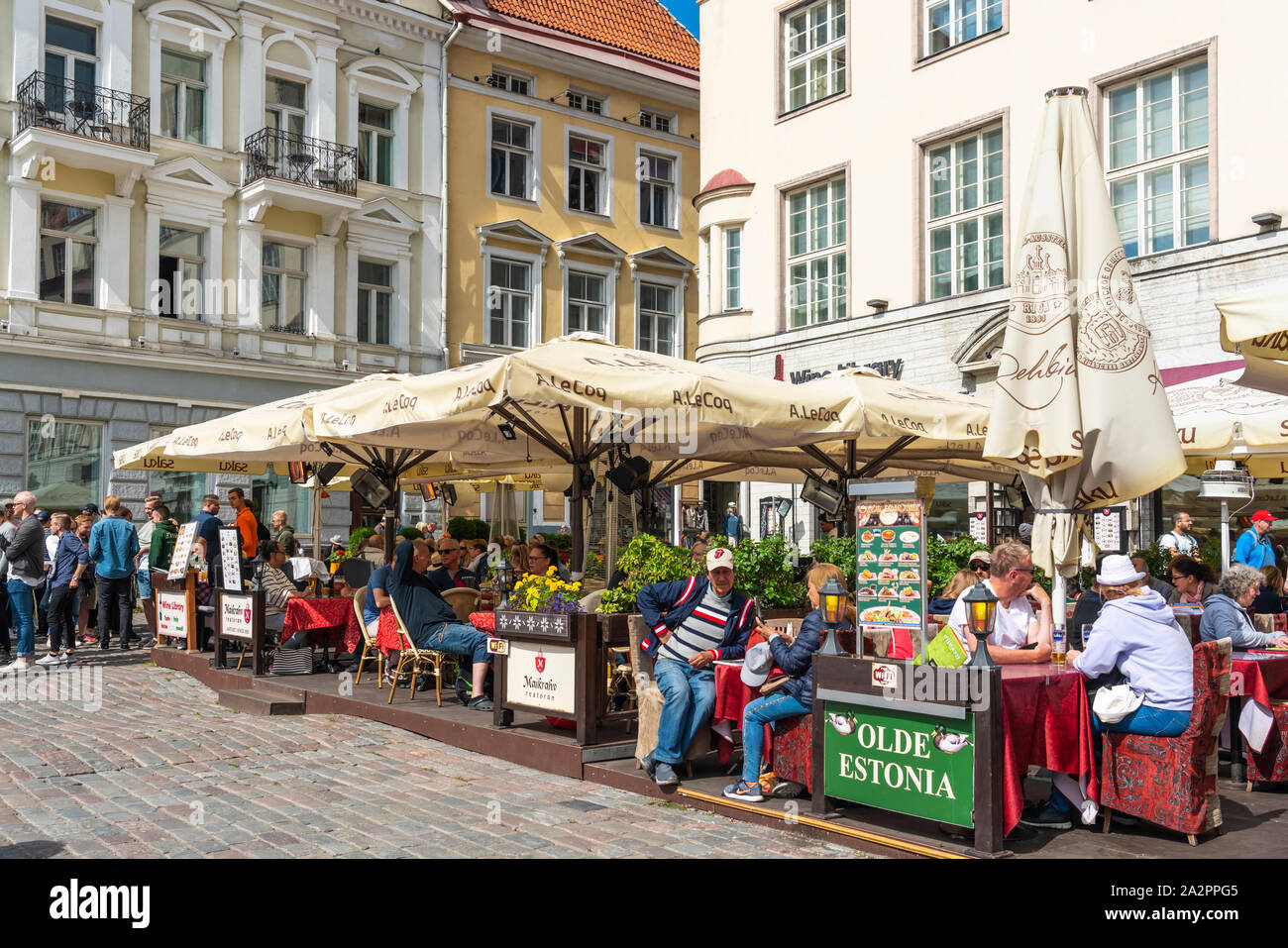 Une place de la ville et des restaurants en plein air dans la vieille ville de Tallinn, Estonie. Banque D'Images
