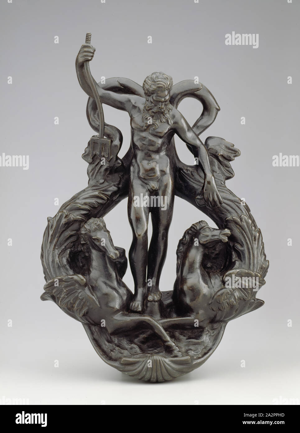 Mode d'Alessandro Vittoria, italien, 1525-1608, Doorknocker : Neptune et ses chevaux de la mer, 19e siècle, bronze, Total : 16 × 11 × 3/4 3/8 6 1/2 pouces (42,5 × 28,9 × 16,5 cm Banque D'Images