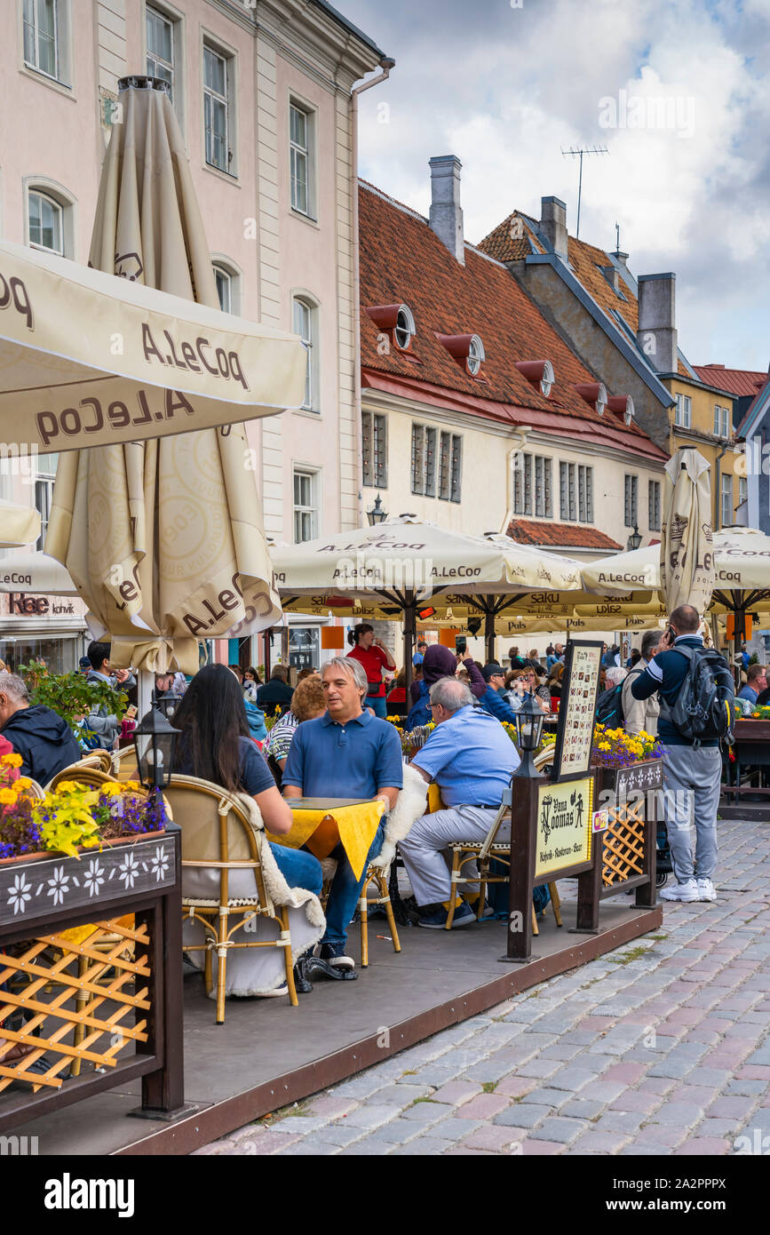 Une place de la ville et des restaurants en plein air dans la vieille ville de Tallinn, Estonie. Banque D'Images