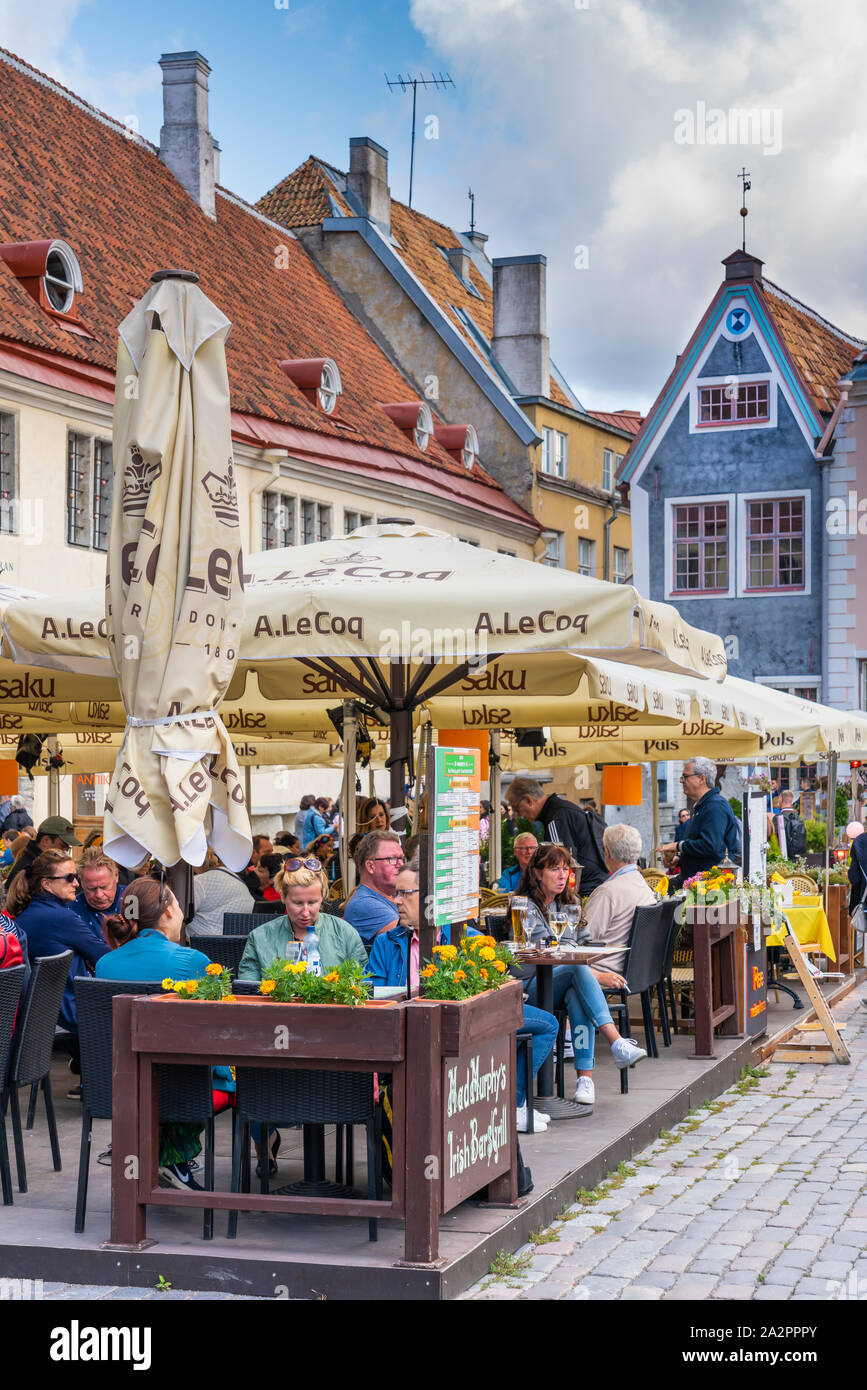 Une place de la ville et des restaurants en plein air dans la vieille ville de Tallinn, Estonie. Banque D'Images