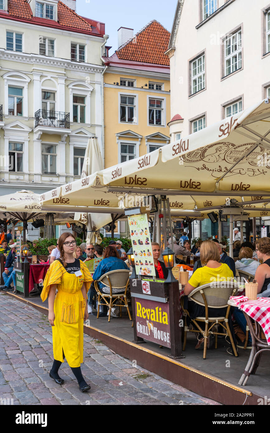 Une place de la ville et des restaurants en plein air dans la vieille ville de Tallinn, Estonie. Banque D'Images