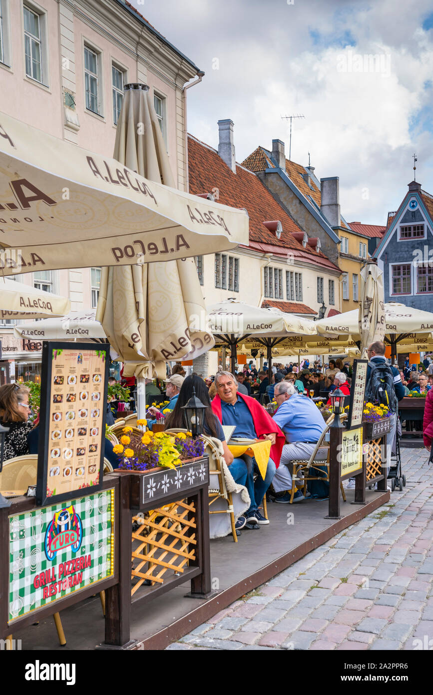 Une place de la ville et des restaurants en plein air dans la vieille ville de Tallinn, Estonie. Banque D'Images