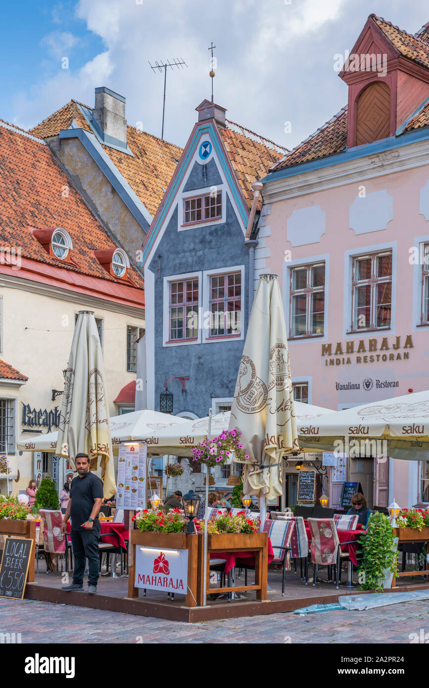 Une place de la ville et des restaurants en plein air dans la vieille ville de Tallinn, Estonie. Banque D'Images