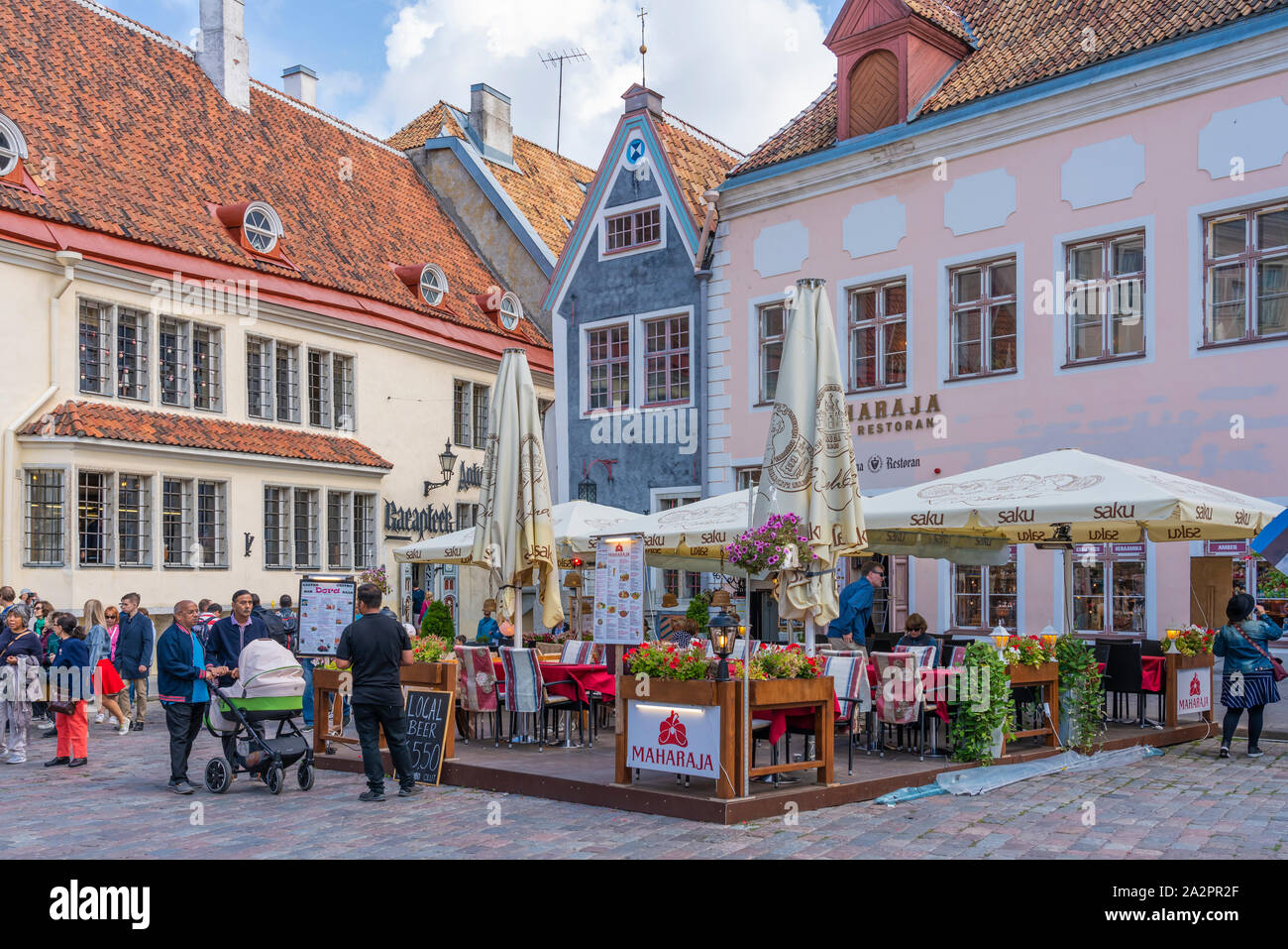 Une place de la ville et des restaurants en plein air dans la vieille ville de Tallinn, Estonie. Banque D'Images
