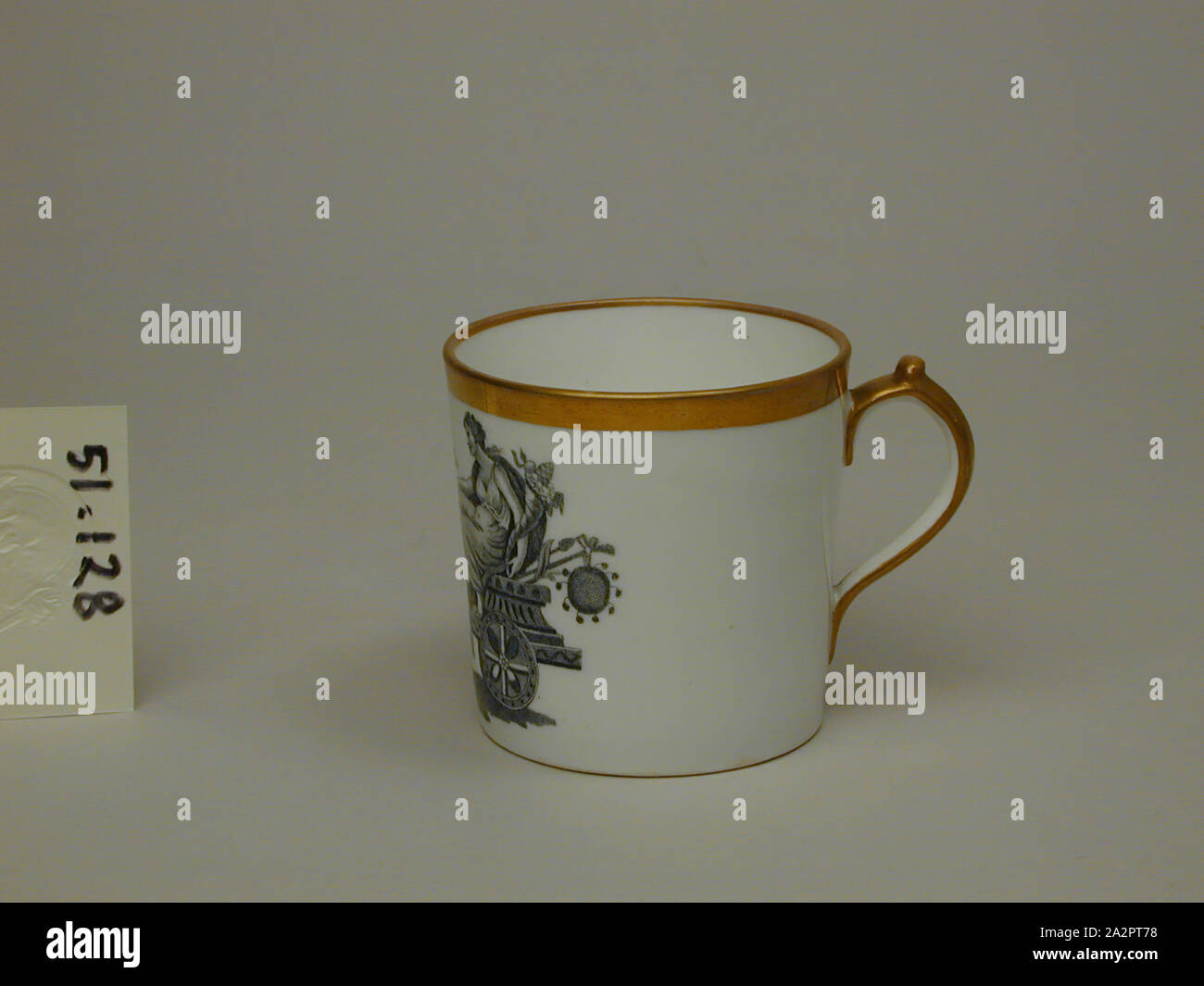 Tasse, 1805/1810, Soft-coller avec porcelaine overglaze black bat-imprimé, décoration 2 5/16 x 3 1/8 x 2 5/8 in. (5,9 x 7,9 x 6,7 cm Banque D'Images