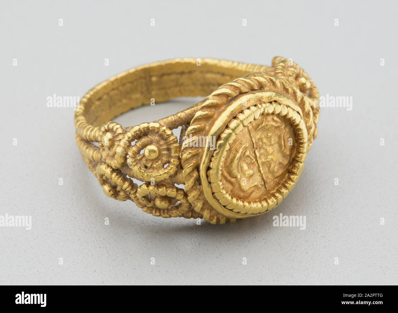 Bague, romain, 4ème ou 5ème siècle, l'or, 15/16 x 7/8 x 1/2 in. ( 2.4 x 2.2  x 1.3 cm Photo Stock - Alamy