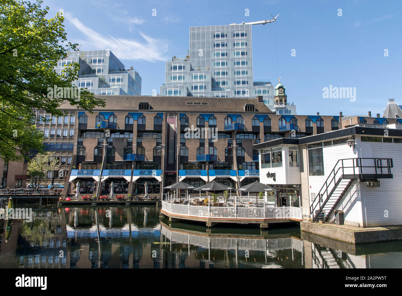 Le centre-ville de Rotterdam, Pays-Bas, maisons sur un canal, vivant au bord de l'eau, le Lombardkade, Banque D'Images