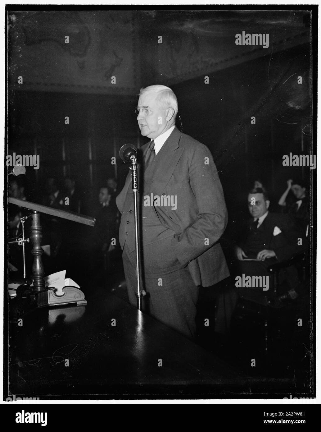 Chef de la petite entreprise les adresses RFC les hommes. Washington, D.C., le 2 février. Jesse Jones, chef de la RFC, traitant de la session d'ouverture de la Conférence des petites entreprises qui se sont réunis ici aujourd'hui. Près d'un millier de 45 membres étaient sur place comme le marteau pour ouvrir la réunion par le président Roosevelt, 2/2/38 Banque D'Images