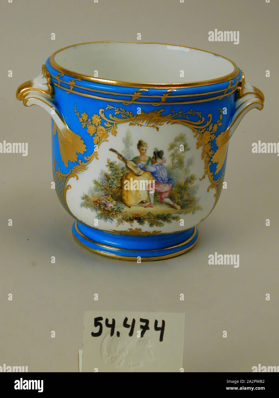 Inconnu (français), Jardiniere, 1769, Soft-coller avec la porcelaine et  l'émail doré décoration, 5 1/8 x 6 7/8 x 5 1/4 in. (13,02 x 17,46 x 13,34  cm Photo Stock - Alamy