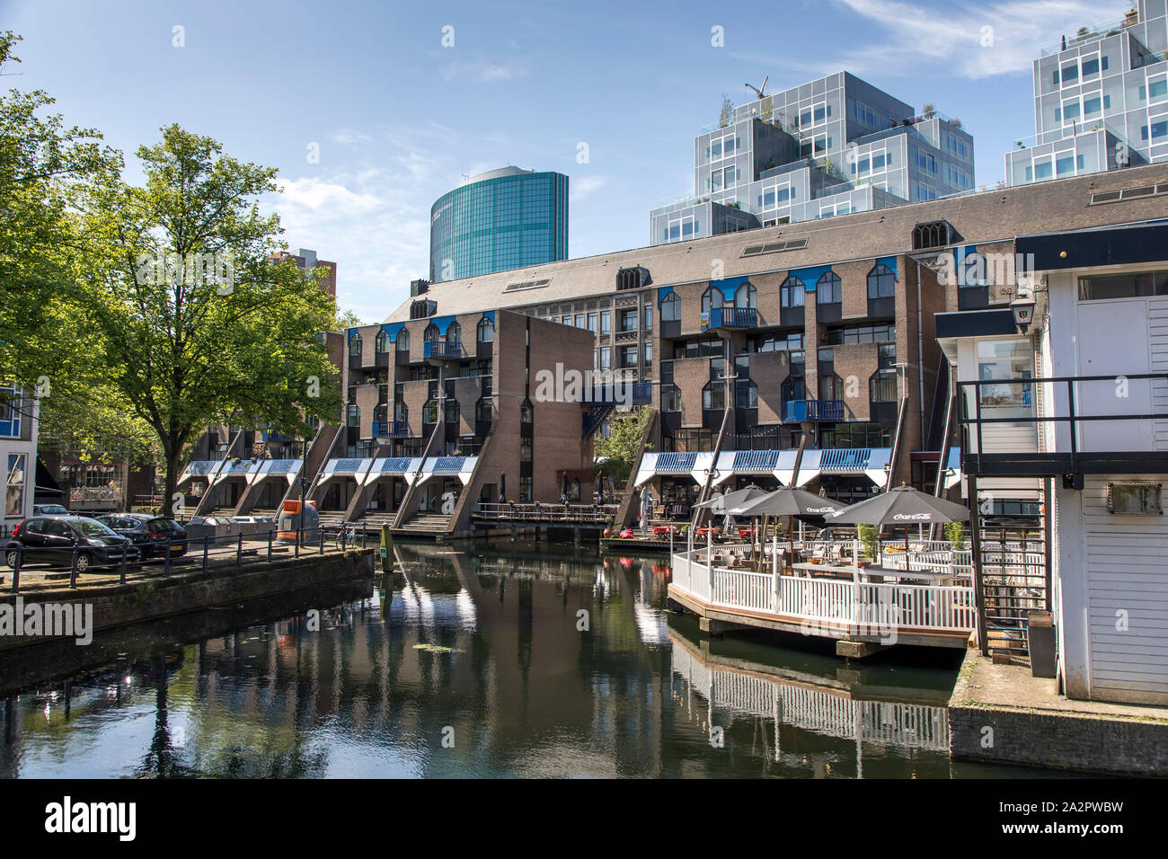 Le centre-ville de Rotterdam, Pays-Bas, maisons sur un canal, vivant au bord de l'eau, le Lombardkade, Banque D'Images