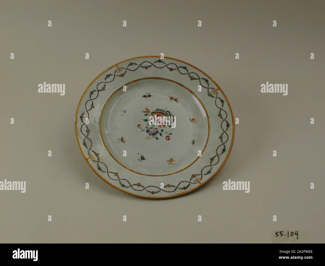 Inconnu (Chinois), la plaque, 1750/1800, carreaux de porcelaine à pâte dure avec émail polychrome et dorure, Hauteur x diamètre : 1 1/4 x 10 3/8 in. (3,2 x 26,4 cm Banque D'Images