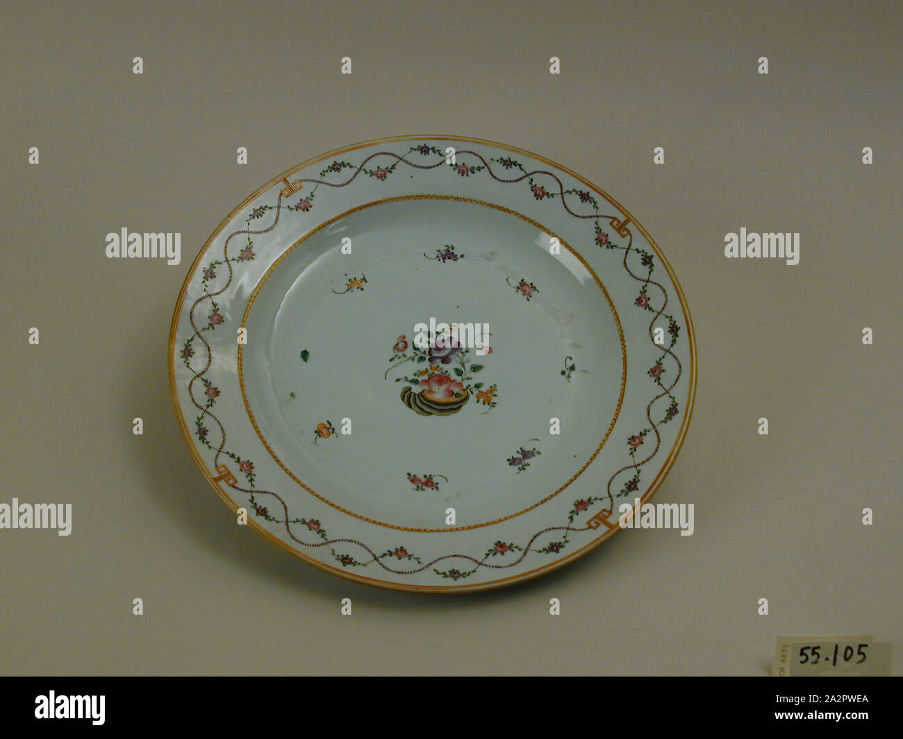 Inconnu (Chinois), couper la plaque, 1750/1800, carreaux de porcelaine à pâte dure avec émail polychrome et dorure, Hauteur x diamètre : 1 5/8 x 12 1/16 in. (4,1 x 30,6 cm Banque D'Images